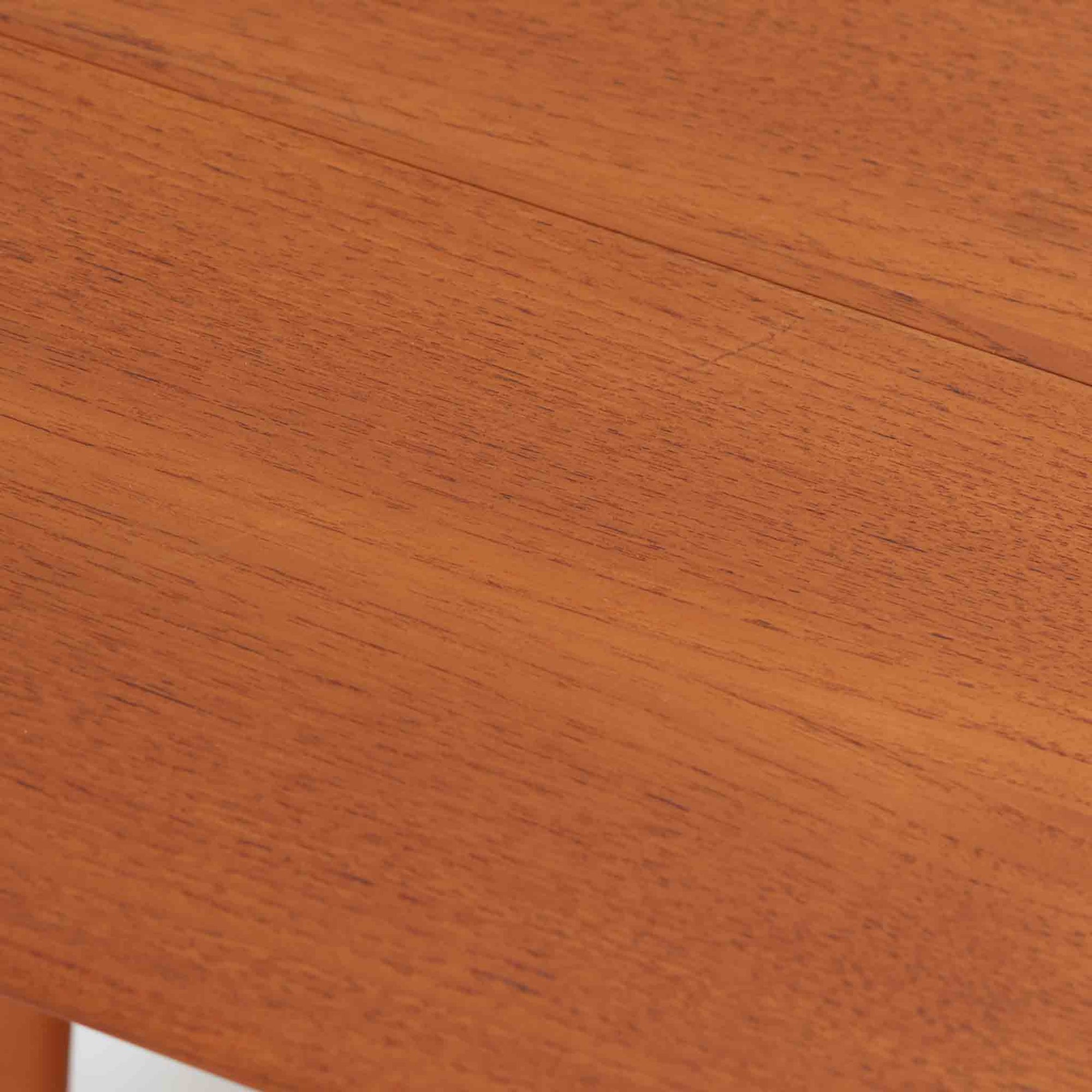 Hans J. Wegnerがデザインし、Andreas Tuck社から発表されたAT33ソーイングテーブルは、チーク無垢材を贅沢に用いた希少なモデルです。両側のバタフライ式天板で作業スペースを拡張でき、仕切り付きの引き出しとラタン製バスケットが裁縫道具や小物を美しく収納します。下段の棚板も備えた実用性の高い構造で、繊細な造作と職人技が光る北欧ビンテージ家具の逸品です。