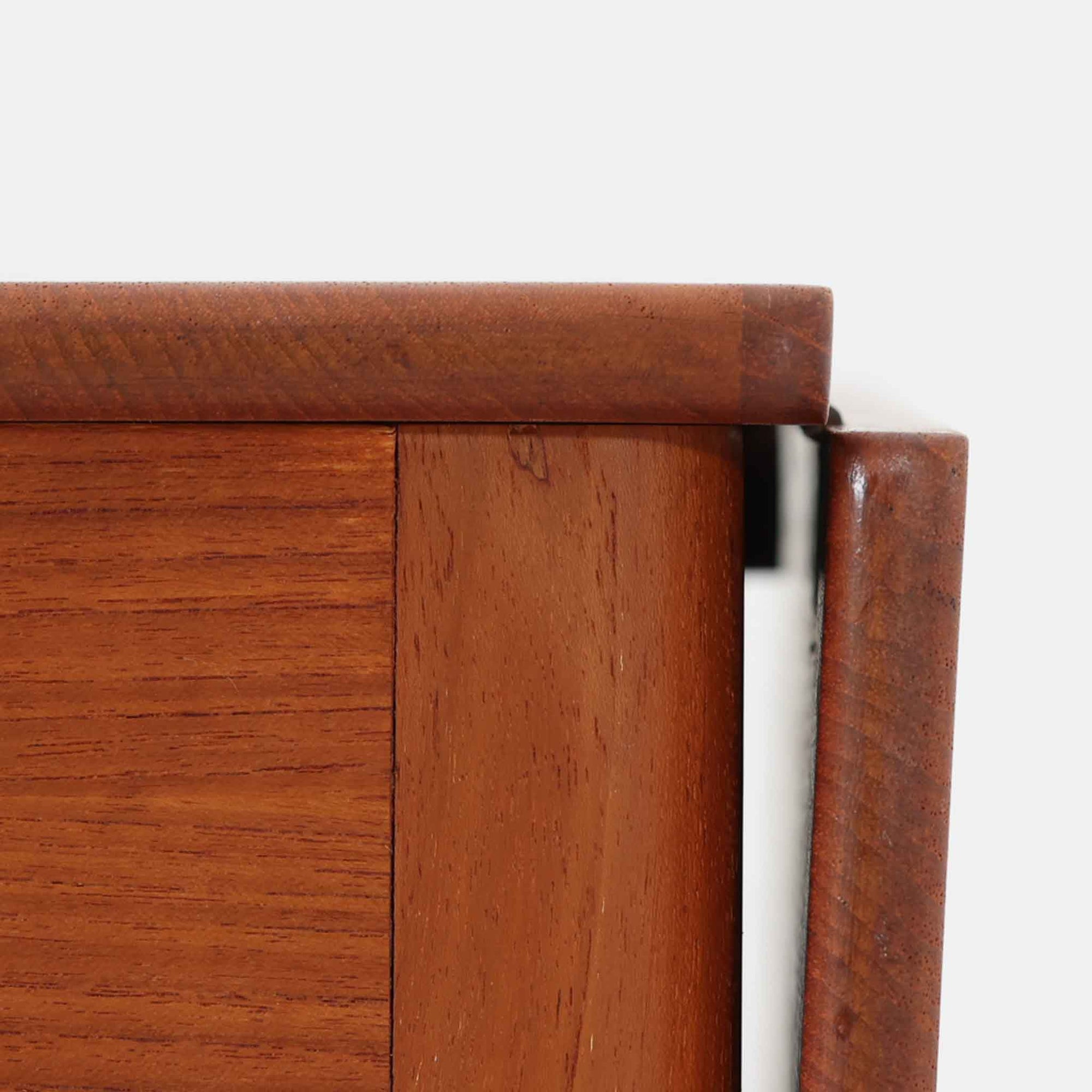 Hans J. Wegnerがデザインし、Andreas Tuck社から発表されたAT33ソーイングテーブルは、チーク無垢材を贅沢に用いた希少なモデルです。両側のバタフライ式天板で作業スペースを拡張でき、仕切り付きの引き出しとラタン製バスケットが裁縫道具や小物を美しく収納します。下段の棚板も備えた実用性の高い構造で、繊細な造作と職人技が光る北欧ビンテージ家具の逸品です。