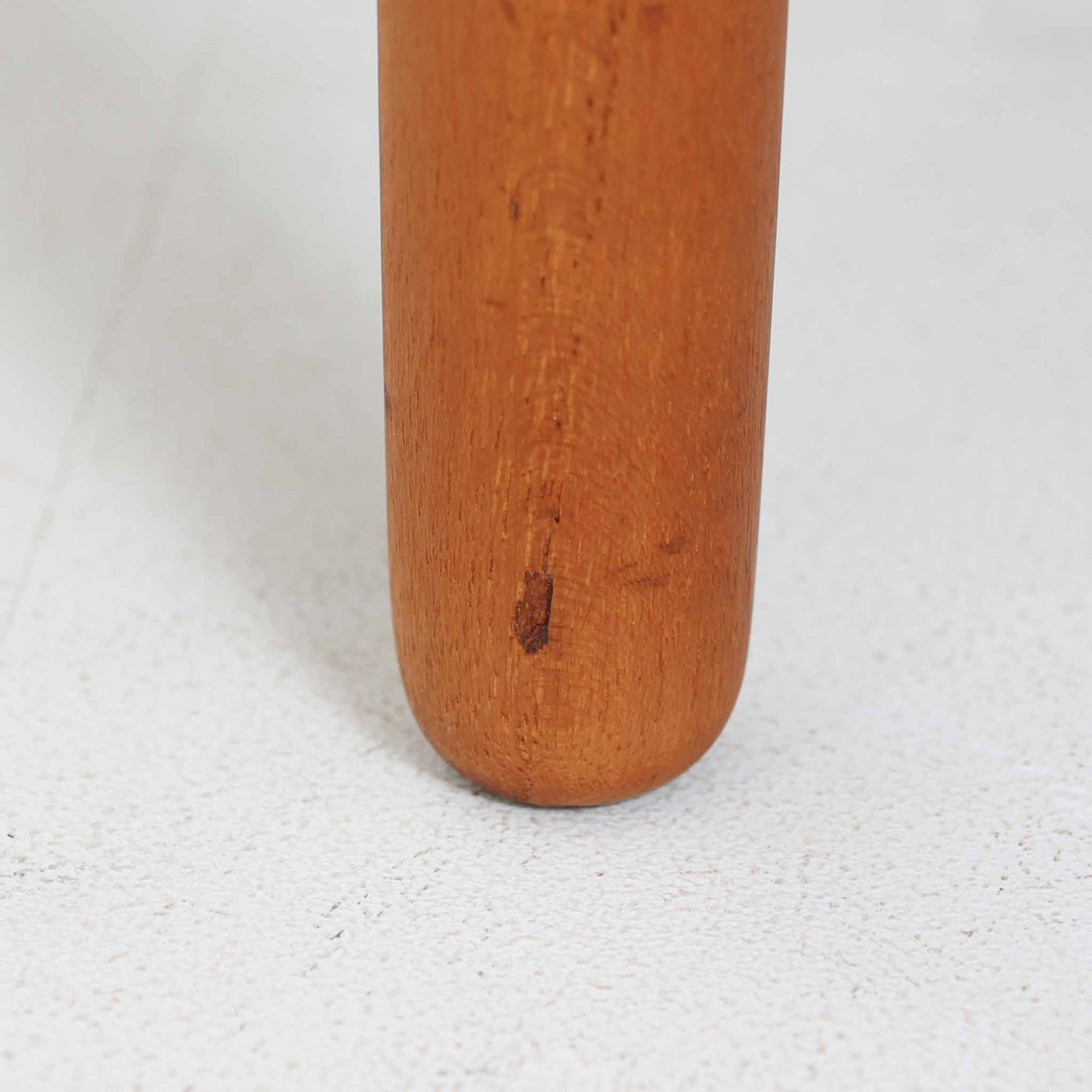 Hans J. Wegnerがデザインし、Andreas Tuck社から発表されたAT33ソーイングテーブルは、チーク無垢材を贅沢に用いた希少なモデルです。両側のバタフライ式天板で作業スペースを拡張でき、仕切り付きの引き出しとラタン製バスケットが裁縫道具や小物を美しく収納します。下段の棚板も備えた実用性の高い構造で、繊細な造作と職人技が光る北欧ビンテージ家具の逸品です。