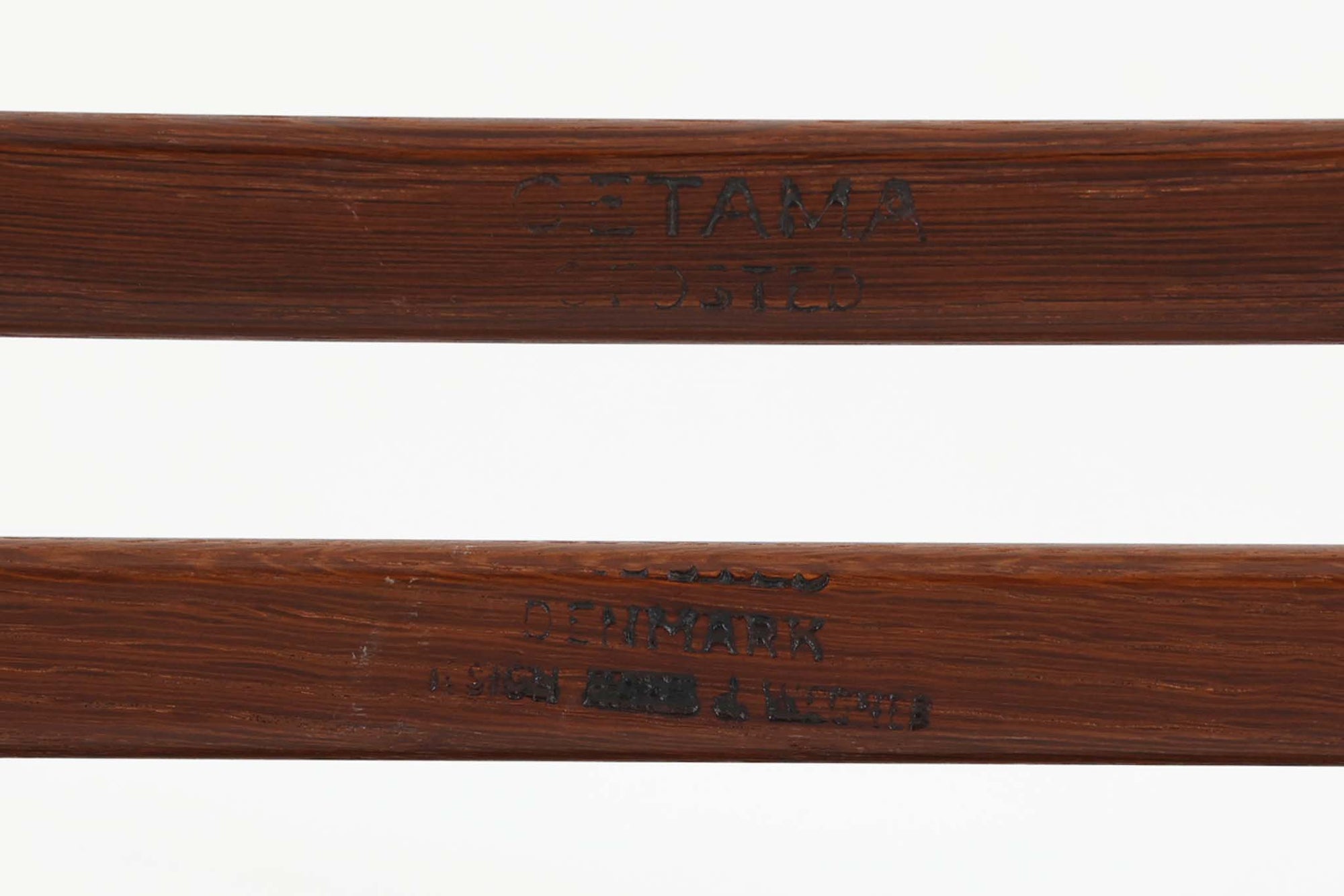 北欧より買い付けた、GE290オットマンです。こちらは色味の濃いモデルで、素材にはスモークドオーク材が使用されています。スモークドオーク材はチーク材の家具と調和するように設計されており、1950年代頃にデンマークで伝統的に用いられていた染色方法です。クッション内部にはスプリングが内包されており座り心地も良好です。