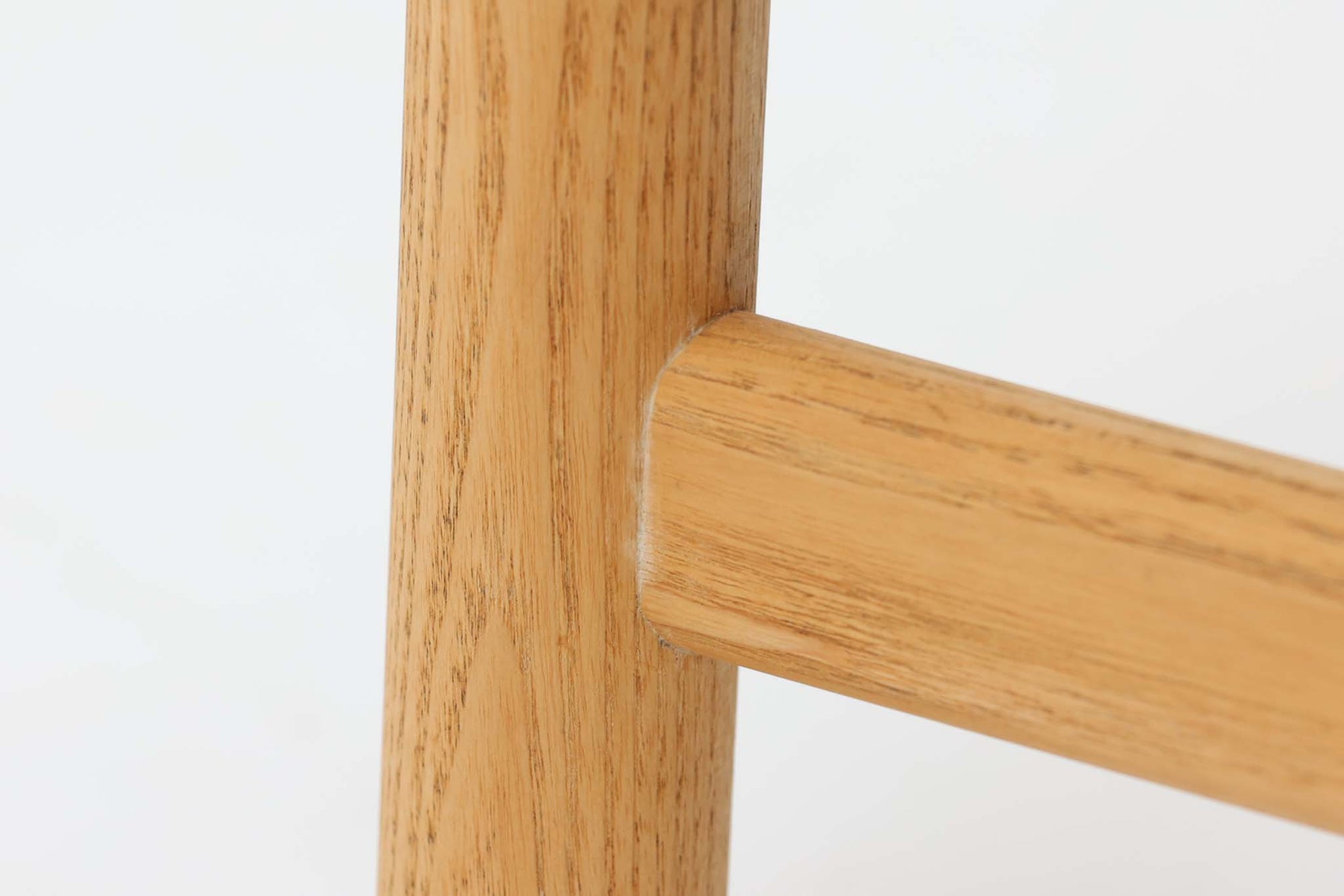 デンマークの巨匠 ハンス・J・ウェグナー によってデザインされた「PP66 Chinese Chair」は、中国の伝統的な椅子にインスピレーションを得たエレガントなデザインが特徴です。優美なカーブを描く背もたれとアームは、美しさと快適さを兼ね備え、身体を包み込むような心地よい座り心地を提供します。熟練の職人によって丁寧に仕上げられたフレームは、滑らかなラインと精巧なジョイントが際立ち、デザインとクラフトマンシップの高さを感じさせます。座面にはナチュラルなペーパーコードを採用し、しなやかで耐久性に優れた快適な座り心地を実現。ウェグナー の作品の中でも比較的新しい1989年のデザインであり、シンプルながらも存在感のある佇まいは、ダイニングチェアとしてはもちろん、書斎やリビングのアクセントとしても最適です。現在も製造されており、現行品の販売価格は約90～100万円程度となっています。