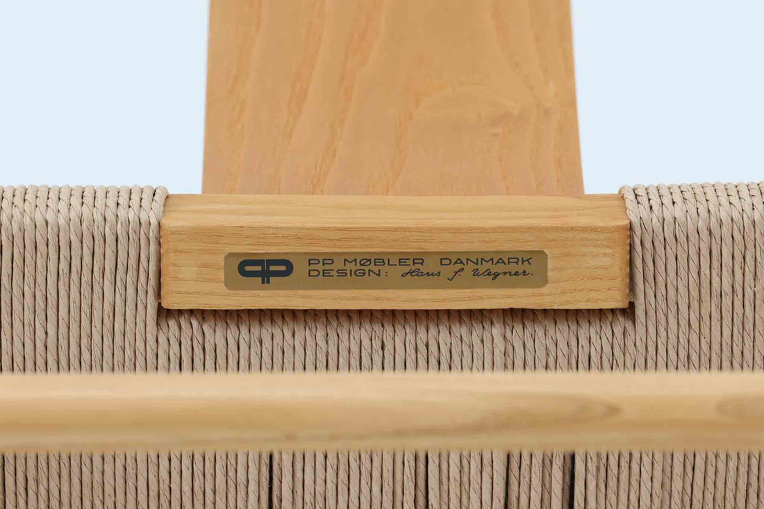 デンマークの巨匠 ハンス・J・ウェグナー によってデザインされた「PP66 Chinese Chair」は、中国の伝統的な椅子にインスピレーションを得たエレガントなデザインが特徴です。優美なカーブを描く背もたれとアームは、美しさと快適さを兼ね備え、身体を包み込むような心地よい座り心地を提供します。熟練の職人によって丁寧に仕上げられたフレームは、滑らかなラインと精巧なジョイントが際立ち、デザインとクラフトマンシップの高さを感じさせます。座面にはナチュラルなペーパーコードを採用し、しなやかで耐久性に優れた快適な座り心地を実現。ウェグナー の作品の中でも比較的新しい1989年のデザインであり、シンプルながらも存在感のある佇まいは、ダイニングチェアとしてはもちろん、書斎やリビングのアクセントとしても最適です。現在も製造されており、現行品の販売価格は約90～100万円程度となっています。