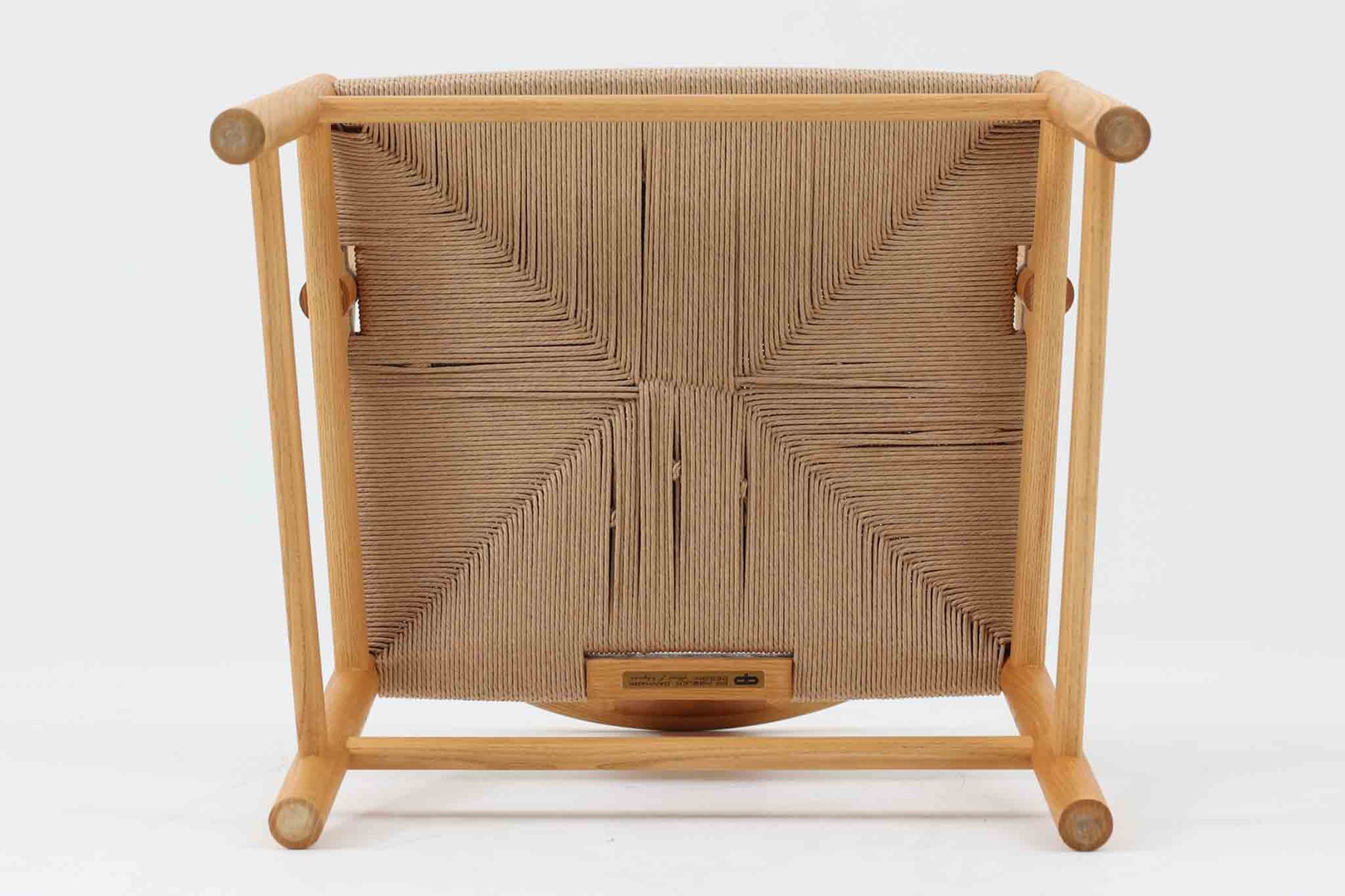 デンマークの巨匠 ハンス・J・ウェグナー によってデザインされた「PP66 Chinese Chair」は、中国の伝統的な椅子にインスピレーションを得たエレガントなデザインが特徴です。優美なカーブを描く背もたれとアームは、美しさと快適さを兼ね備え、身体を包み込むような心地よい座り心地を提供します。熟練の職人によって丁寧に仕上げられたフレームは、滑らかなラインと精巧なジョイントが際立ち、デザインとクラフトマンシップの高さを感じさせます。座面にはナチュラルなペーパーコードを採用し、しなやかで耐久性に優れた快適な座り心地を実現。ウェグナー の作品の中でも比較的新しい1989年のデザインであり、シンプルながらも存在感のある佇まいは、ダイニングチェアとしてはもちろん、書斎やリビングのアクセントとしても最適です。現在も製造されており、現行品の販売価格は約90～100万円程度となっています。