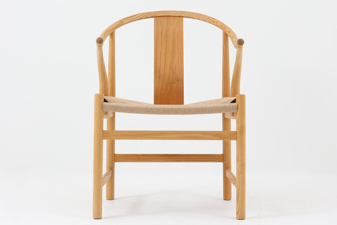 デンマークの巨匠 ハンス・J・ウェグナー によってデザインされた「PP66 Chinese Chair」は、中国の伝統的な椅子にインスピレーションを得たエレガントなデザインが特徴です。優美なカーブを描く背もたれとアームは、美しさと快適さを兼ね備え、身体を包み込むような心地よい座り心地を提供します。熟練の職人によって丁寧に仕上げられたフレームは、滑らかなラインと精巧なジョイントが際立ち、デザインとクラフトマンシップの高さを感じさせます。座面にはナチュラルなペーパーコードを採用し、しなやかで耐久性に優れた快適な座り心地を実現。ウェグナー の作品の中でも比較的新しい1989年のデザインであり、シンプルながらも存在感のある佇まいは、ダイニングチェアとしてはもちろん、書斎やリビングのアクセントとしても最適です。現在も製造されており、現行品の販売価格は約90～100万円程度となっています。