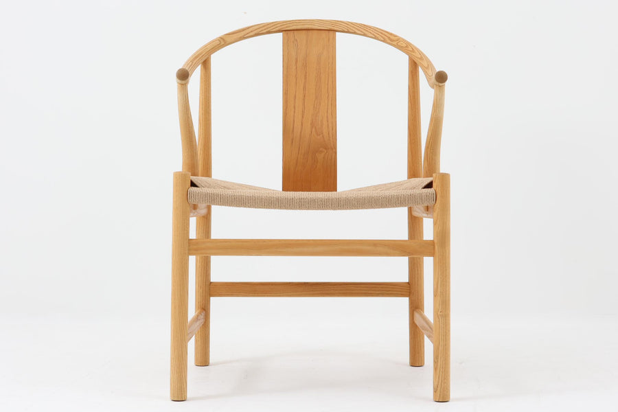 デンマークの巨匠 ハンス・J・ウェグナー によってデザインされた「PP66 Chinese Chair」は、中国の伝統的な椅子にインスピレーションを得たエレガントなデザインが特徴です。優美なカーブを描く背もたれとアームは、美しさと快適さを兼ね備え、身体を包み込むような心地よい座り心地を提供します。熟練の職人によって丁寧に仕上げられたフレームは、滑らかなラインと精巧なジョイントが際立ち、デザインとクラフトマンシップの高さを感じさせます。座面にはナチュラルなペーパーコードを採用し、しなやかで耐久性に優れた快適な座り心地を実現。ウェグナー の作品の中でも比較的新しい1989年のデザインであり、シンプルながらも存在感のある佇まいは、ダイニングチェアとしてはもちろん、書斎やリビングのアクセントとしても最適です。現在も製造されており、現行品の販売価格は約90～100万円程度となっています。