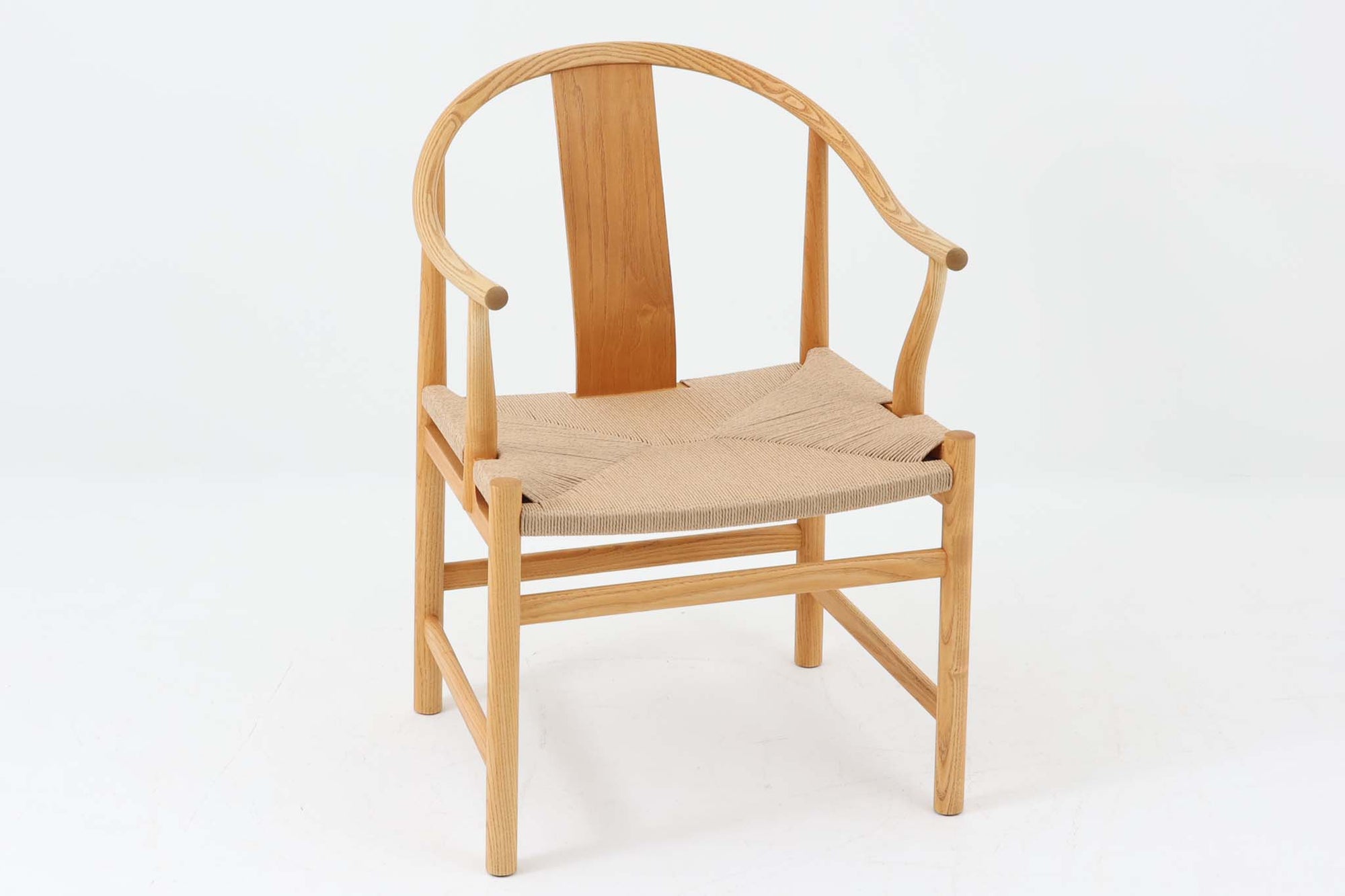 デンマークの巨匠 ハンス・J・ウェグナー によってデザインされた「PP66 Chinese Chair」は、中国の伝統的な椅子にインスピレーションを得たエレガントなデザインが特徴です。優美なカーブを描く背もたれとアームは、美しさと快適さを兼ね備え、身体を包み込むような心地よい座り心地を提供します。熟練の職人によって丁寧に仕上げられたフレームは、滑らかなラインと精巧なジョイントが際立ち、デザインとクラフトマンシップの高さを感じさせます。座面にはナチュラルなペーパーコードを採用し、しなやかで耐久性に優れた快適な座り心地を実現。ウェグナー の作品の中でも比較的新しい1989年のデザインであり、シンプルながらも存在感のある佇まいは、ダイニングチェアとしてはもちろん、書斎やリビングのアクセントとしても最適です。現在も製造されており、現行品の販売価格は約90～100万円程度となっています。