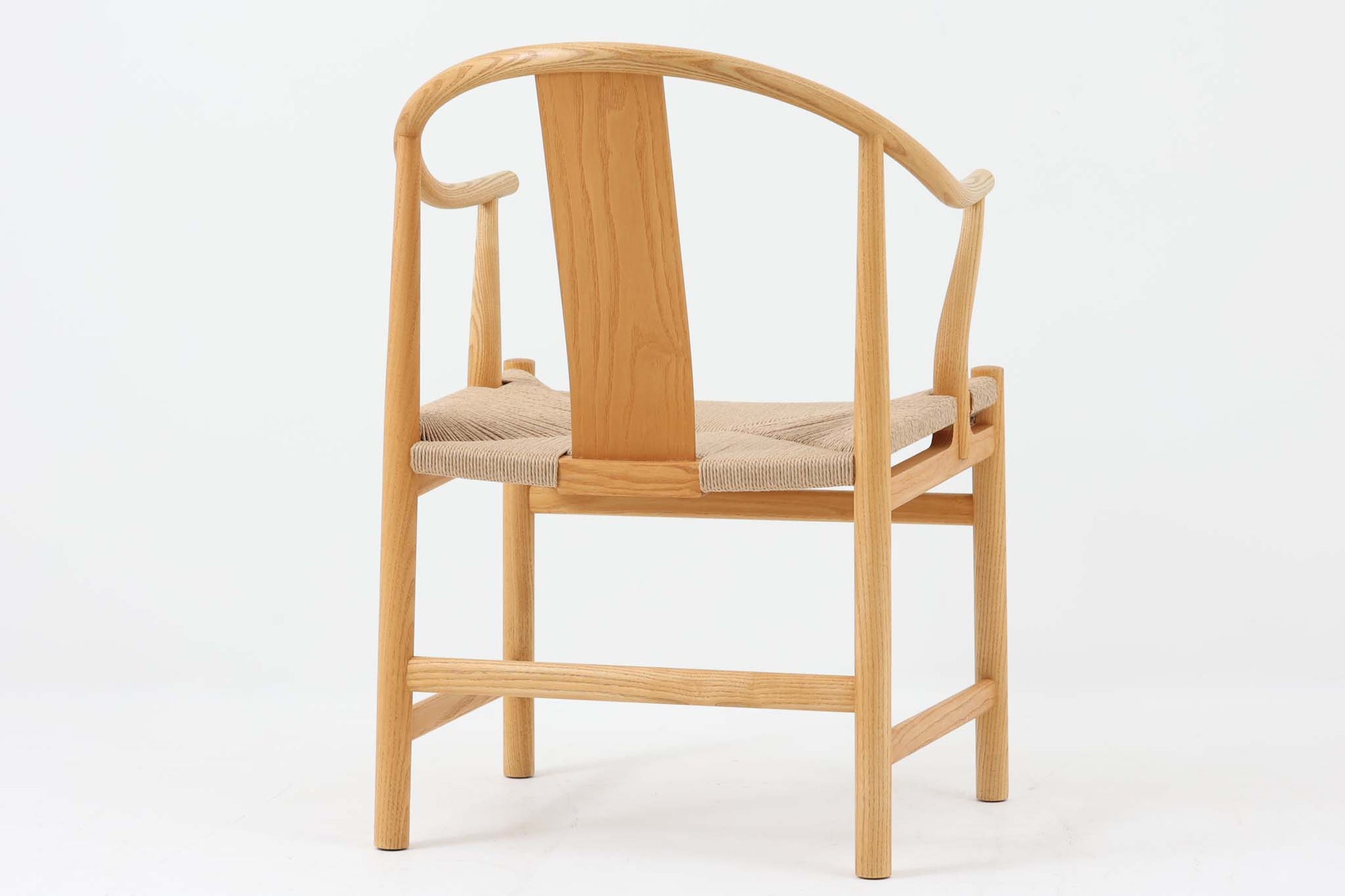 デンマークの巨匠 ハンス・J・ウェグナー によってデザインされた「PP66 Chinese Chair」は、中国の伝統的な椅子にインスピレーションを得たエレガントなデザインが特徴です。優美なカーブを描く背もたれとアームは、美しさと快適さを兼ね備え、身体を包み込むような心地よい座り心地を提供します。熟練の職人によって丁寧に仕上げられたフレームは、滑らかなラインと精巧なジョイントが際立ち、デザインとクラフトマンシップの高さを感じさせます。座面にはナチュラルなペーパーコードを採用し、しなやかで耐久性に優れた快適な座り心地を実現。ウェグナー の作品の中でも比較的新しい1989年のデザインであり、シンプルながらも存在感のある佇まいは、ダイニングチェアとしてはもちろん、書斎やリビングのアクセントとしても最適です。現在も製造されており、現行品の販売価格は約90～100万円程度となっています。