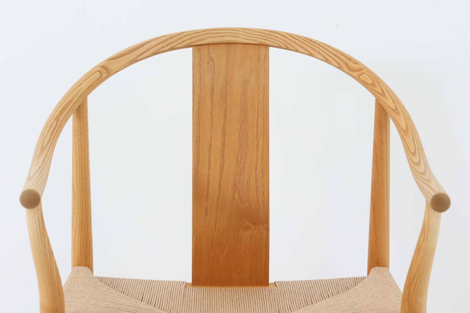 デンマークの巨匠 ハンス・J・ウェグナー によってデザインされた「PP66 Chinese Chair」は、中国の伝統的な椅子にインスピレーションを得たエレガントなデザインが特徴です。優美なカーブを描く背もたれとアームは、美しさと快適さを兼ね備え、身体を包み込むような心地よい座り心地を提供します。熟練の職人によって丁寧に仕上げられたフレームは、滑らかなラインと精巧なジョイントが際立ち、デザインとクラフトマンシップの高さを感じさせます。座面にはナチュラルなペーパーコードを採用し、しなやかで耐久性に優れた快適な座り心地を実現。ウェグナー の作品の中でも比較的新しい1989年のデザインであり、シンプルながらも存在感のある佇まいは、ダイニングチェアとしてはもちろん、書斎やリビングのアクセントとしても最適です。現在も製造されており、現行品の販売価格は約90～100万円程度となっています。