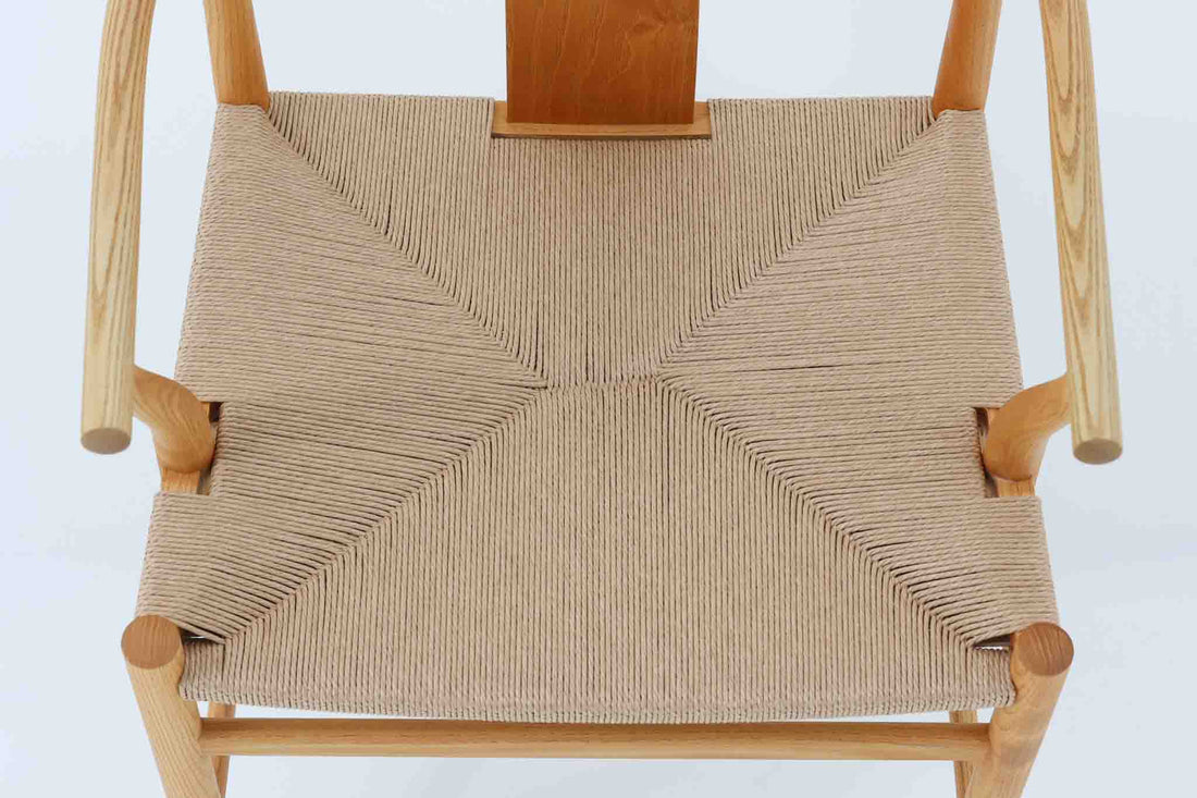 デンマークの巨匠 ハンス・J・ウェグナー によってデザインされた「PP66 Chinese Chair」は、中国の伝統的な椅子にインスピレーションを得たエレガントなデザインが特徴です。優美なカーブを描く背もたれとアームは、美しさと快適さを兼ね備え、身体を包み込むような心地よい座り心地を提供します。熟練の職人によって丁寧に仕上げられたフレームは、滑らかなラインと精巧なジョイントが際立ち、デザインとクラフトマンシップの高さを感じさせます。座面にはナチュラルなペーパーコードを採用し、しなやかで耐久性に優れた快適な座り心地を実現。ウェグナー の作品の中でも比較的新しい1989年のデザインであり、シンプルながらも存在感のある佇まいは、ダイニングチェアとしてはもちろん、書斎やリビングのアクセントとしても最適です。現在も製造されており、現行品の販売価格は約90～100万円程度となっています。