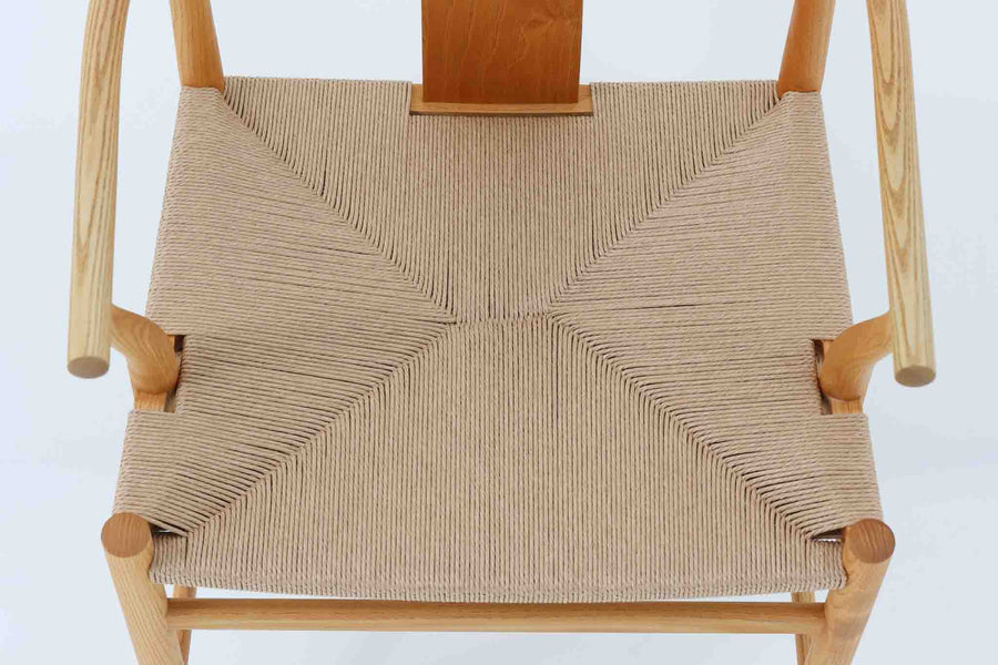 デンマークの巨匠 ハンス・J・ウェグナー によってデザインされた「PP66 Chinese Chair」は、中国の伝統的な椅子にインスピレーションを得たエレガントなデザインが特徴です。優美なカーブを描く背もたれとアームは、美しさと快適さを兼ね備え、身体を包み込むような心地よい座り心地を提供します。熟練の職人によって丁寧に仕上げられたフレームは、滑らかなラインと精巧なジョイントが際立ち、デザインとクラフトマンシップの高さを感じさせます。座面にはナチュラルなペーパーコードを採用し、しなやかで耐久性に優れた快適な座り心地を実現。ウェグナー の作品の中でも比較的新しい1989年のデザインであり、シンプルながらも存在感のある佇まいは、ダイニングチェアとしてはもちろん、書斎やリビングのアクセントとしても最適です。現在も製造されており、現行品の販売価格は約90～100万円程度となっています。