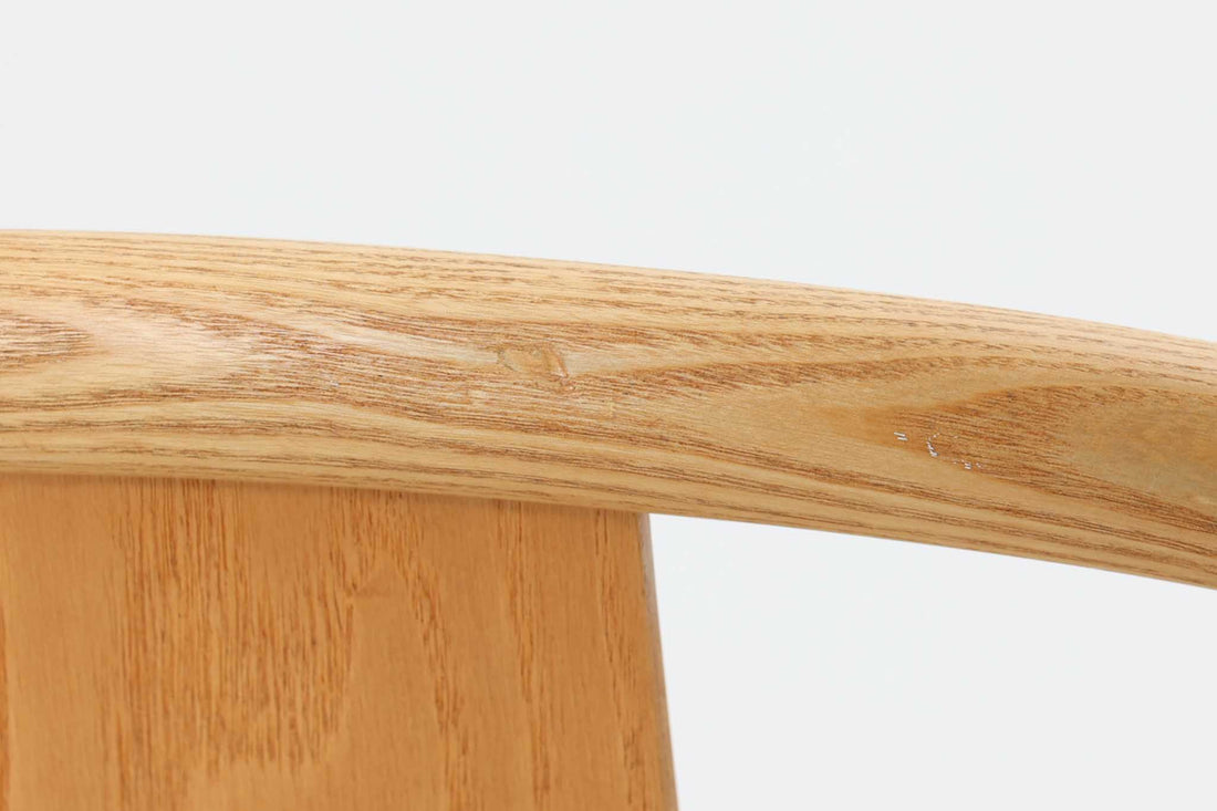 デンマークの巨匠 ハンス・J・ウェグナー によってデザインされた「PP66 Chinese Chair」は、中国の伝統的な椅子にインスピレーションを得たエレガントなデザインが特徴です。優美なカーブを描く背もたれとアームは、美しさと快適さを兼ね備え、身体を包み込むような心地よい座り心地を提供します。熟練の職人によって丁寧に仕上げられたフレームは、滑らかなラインと精巧なジョイントが際立ち、デザインとクラフトマンシップの高さを感じさせます。座面にはナチュラルなペーパーコードを採用し、しなやかで耐久性に優れた快適な座り心地を実現。ウェグナー の作品の中でも比較的新しい1989年のデザインであり、シンプルながらも存在感のある佇まいは、ダイニングチェアとしてはもちろん、書斎やリビングのアクセントとしても最適です。現在も製造されており、現行品の販売価格は約90～100万円程度となっています。