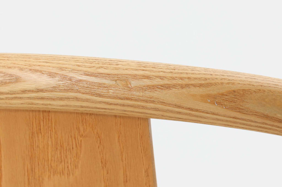デンマークの巨匠 ハンス・J・ウェグナー によってデザインされた「PP66 Chinese Chair」は、中国の伝統的な椅子にインスピレーションを得たエレガントなデザインが特徴です。優美なカーブを描く背もたれとアームは、美しさと快適さを兼ね備え、身体を包み込むような心地よい座り心地を提供します。熟練の職人によって丁寧に仕上げられたフレームは、滑らかなラインと精巧なジョイントが際立ち、デザインとクラフトマンシップの高さを感じさせます。座面にはナチュラルなペーパーコードを採用し、しなやかで耐久性に優れた快適な座り心地を実現。ウェグナー の作品の中でも比較的新しい1989年のデザインであり、シンプルながらも存在感のある佇まいは、ダイニングチェアとしてはもちろん、書斎やリビングのアクセントとしても最適です。現在も製造されており、現行品の販売価格は約90～100万円程度となっています。