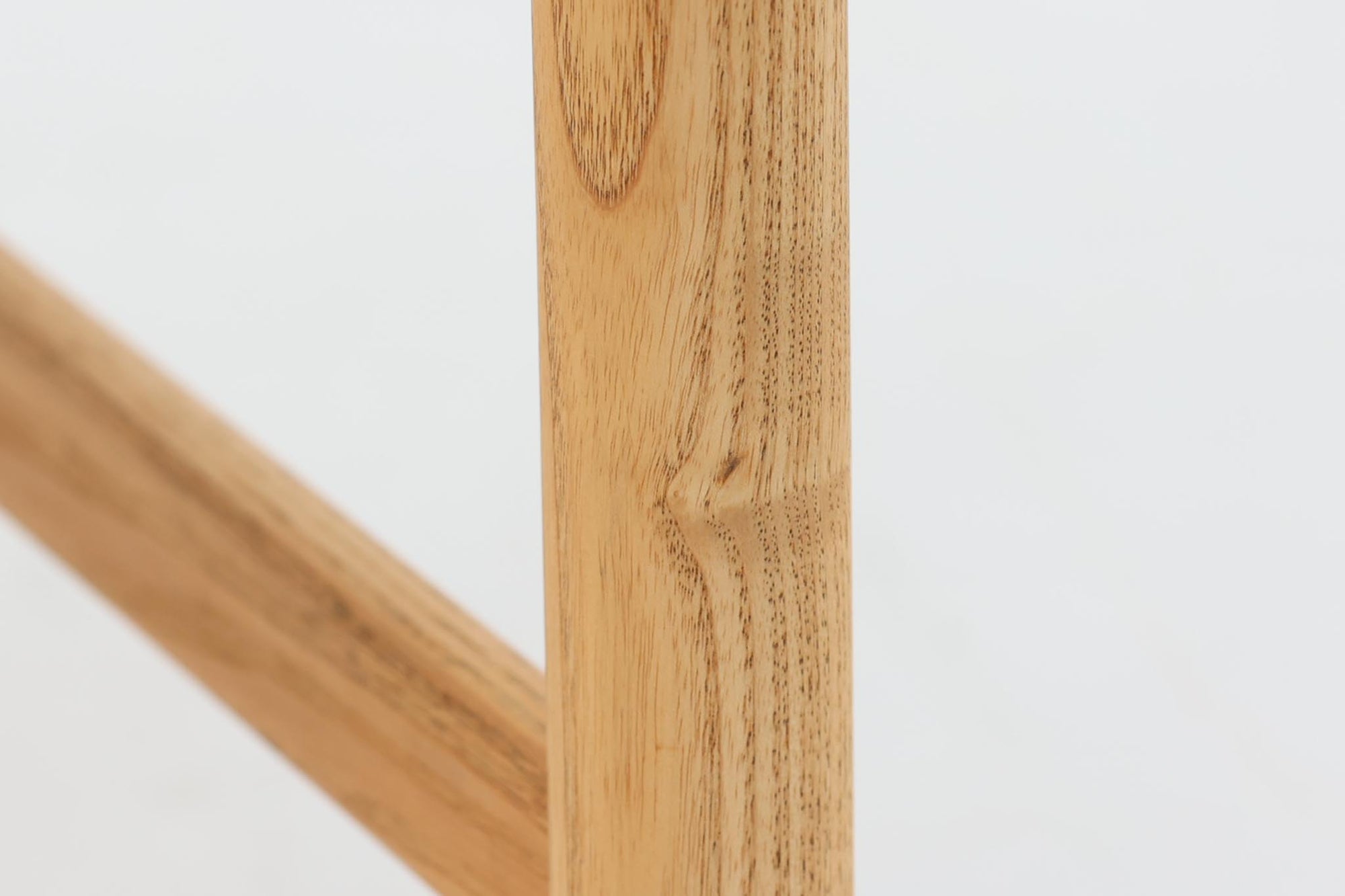 デンマークの巨匠 ハンス・J・ウェグナー によってデザインされた「PP66 Chinese Chair」は、中国の伝統的な椅子にインスピレーションを得たエレガントなデザインが特徴です。優美なカーブを描く背もたれとアームは、美しさと快適さを兼ね備え、身体を包み込むような心地よい座り心地を提供します。熟練の職人によって丁寧に仕上げられたフレームは、滑らかなラインと精巧なジョイントが際立ち、デザインとクラフトマンシップの高さを感じさせます。座面にはナチュラルなペーパーコードを採用し、しなやかで耐久性に優れた快適な座り心地を実現。ウェグナー の作品の中でも比較的新しい1989年のデザインであり、シンプルながらも存在感のある佇まいは、ダイニングチェアとしてはもちろん、書斎やリビングのアクセントとしても最適です。現在も製造されており、現行品の販売価格は約90～100万円程度となっています。