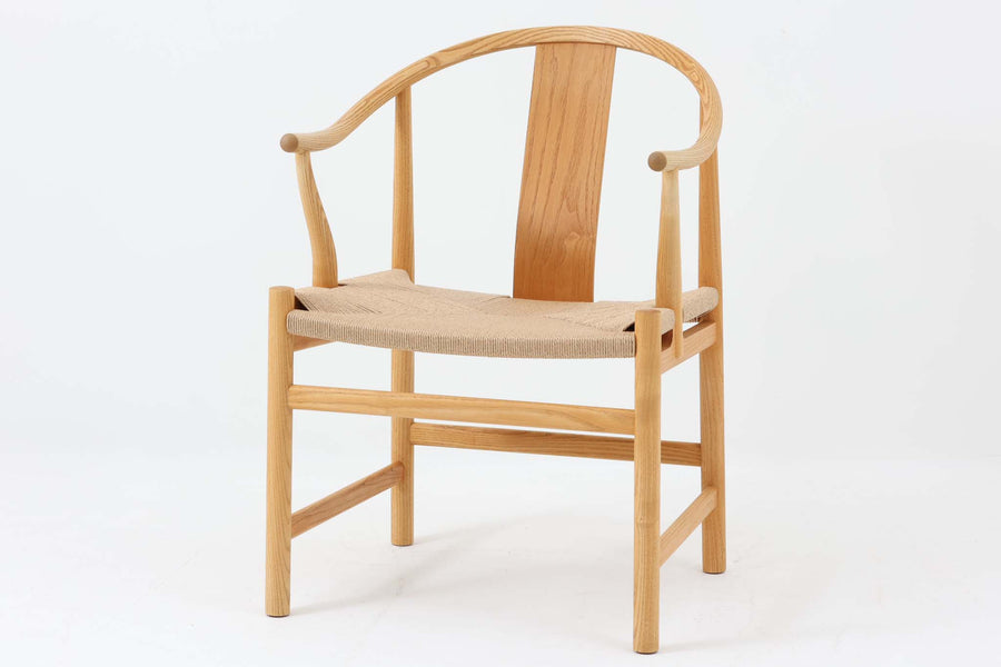 デンマークの巨匠 ハンス・J・ウェグナー によってデザインされた「PP66 Chinese Chair」は、中国の伝統的な椅子にインスピレーションを得たエレガントなデザインが特徴です。優美なカーブを描く背もたれとアームは、美しさと快適さを兼ね備え、身体を包み込むような心地よい座り心地を提供します。熟練の職人によって丁寧に仕上げられたフレームは、滑らかなラインと精巧なジョイントが際立ち、デザインとクラフトマンシップの高さを感じさせます。座面にはナチュラルなペーパーコードを採用し、しなやかで耐久性に優れた快適な座り心地を実現。ウェグナー の作品の中でも比較的新しい1989年のデザインであり、シンプルながらも存在感のある佇まいは、ダイニングチェアとしてはもちろん、書斎やリビングのアクセントとしても最適です。現在も製造されており、現行品の販売価格は約90～100万円程度となっています。