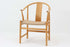 デンマークの巨匠 ハンス・J・ウェグナー によってデザインされた「PP66 Chinese Chair」は、中国の伝統的な椅子にインスピレーションを得たエレガントなデザインが特徴です。優美なカーブを描く背もたれとアームは、美しさと快適さを兼ね備え、身体を包み込むような心地よい座り心地を提供します。熟練の職人によって丁寧に仕上げられたフレームは、滑らかなラインと精巧なジョイントが際立ち、デザインとクラフトマンシップの高さを感じさせます。座面にはナチュラルなペーパーコードを採用し、しなやかで耐久性に優れた快適な座り心地を実現。ウェグナー の作品の中でも比較的新しい1989年のデザインであり、シンプルながらも存在感のある佇まいは、ダイニングチェアとしてはもちろん、書斎やリビングのアクセントとしても最適です。現在も製造されており、現行品の販売価格は約90～100万円程度となっています。