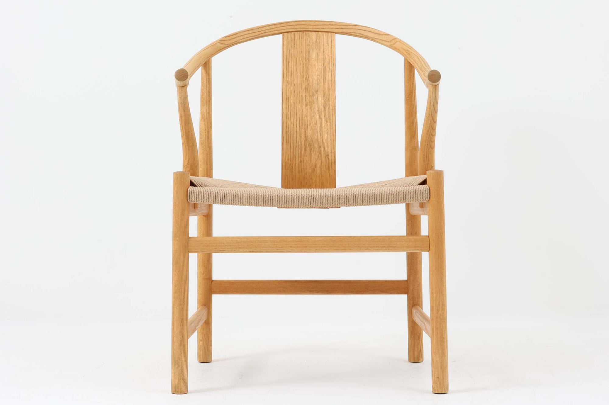 デンマークの巨匠 ハンス・J・ウェグナー によってデザインされた「PP66 Chinese Chair」は、中国の伝統的な椅子にインスピレーションを得たエレガントなデザインが特徴です。優美なカーブを描く背もたれとアームは、美しさと快適さを兼ね備え、身体を包み込むような心地よい座り心地を提供します。熟練の職人によって丁寧に仕上げられたフレームは、滑らかなラインと精巧なジョイントが際立ち、デザインとクラフトマンシップの高さを感じさせます。座面にはナチュラルなペーパーコードを採用し、しなやかで耐久性に優れた快適な座り心地を実現。ウェグナー の作品の中でも比較的新しい1989年のデザインであり、シンプルながらも存在感のある佇まいは、ダイニングチェアとしてはもちろん、書斎やリビングのアクセントとしても最適です。現在も製造されており、現行品の販売価格は約90～100万円程度となっています。