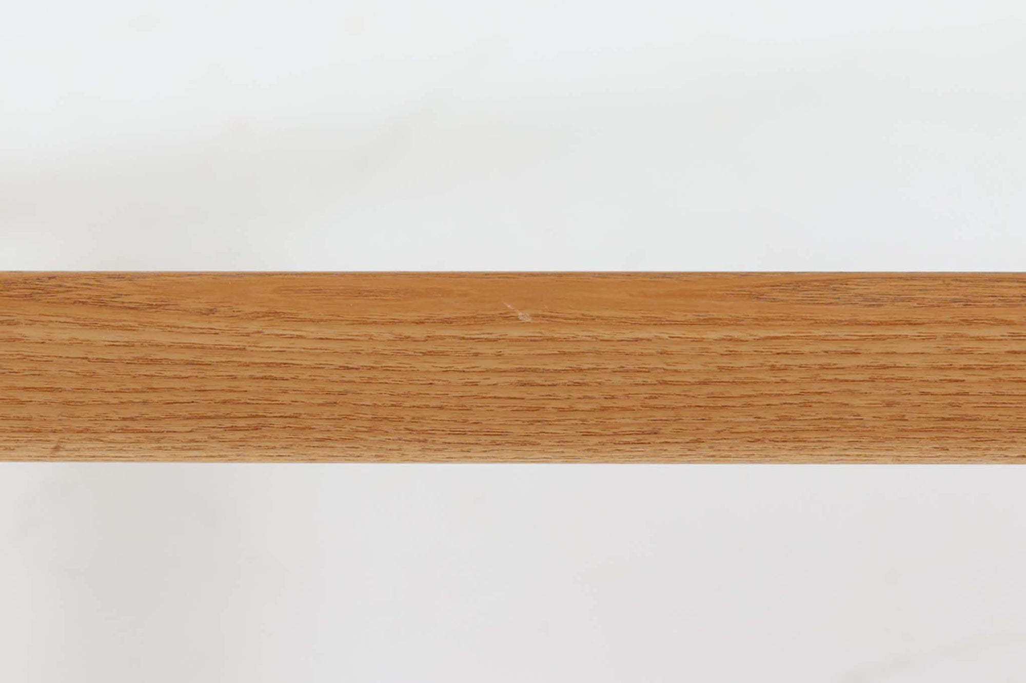 デンマークの巨匠 ハンス・J・ウェグナー によってデザインされた「PP66 Chinese Chair」は、中国の伝統的な椅子にインスピレーションを得たエレガントなデザインが特徴です。優美なカーブを描く背もたれとアームは、美しさと快適さを兼ね備え、身体を包み込むような心地よい座り心地を提供します。熟練の職人によって丁寧に仕上げられたフレームは、滑らかなラインと精巧なジョイントが際立ち、デザインとクラフトマンシップの高さを感じさせます。座面にはナチュラルなペーパーコードを採用し、しなやかで耐久性に優れた快適な座り心地を実現。ウェグナー の作品の中でも比較的新しい1989年のデザインであり、シンプルながらも存在感のある佇まいは、ダイニングチェアとしてはもちろん、書斎やリビングのアクセントとしても最適です。現在も製造されており、現行品の販売価格は約90～100万円程度となっています。