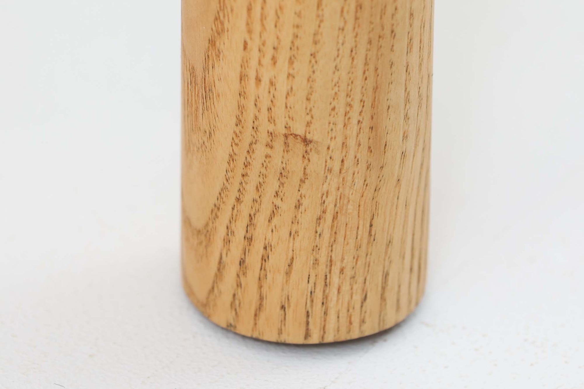 デンマークの巨匠 ハンス・J・ウェグナー によってデザインされた「PP66 Chinese Chair」は、中国の伝統的な椅子にインスピレーションを得たエレガントなデザインが特徴です。優美なカーブを描く背もたれとアームは、美しさと快適さを兼ね備え、身体を包み込むような心地よい座り心地を提供します。熟練の職人によって丁寧に仕上げられたフレームは、滑らかなラインと精巧なジョイントが際立ち、デザインとクラフトマンシップの高さを感じさせます。座面にはナチュラルなペーパーコードを採用し、しなやかで耐久性に優れた快適な座り心地を実現。ウェグナー の作品の中でも比較的新しい1989年のデザインであり、シンプルながらも存在感のある佇まいは、ダイニングチェアとしてはもちろん、書斎やリビングのアクセントとしても最適です。現在も製造されており、現行品の販売価格は約90～100万円程度となっています。