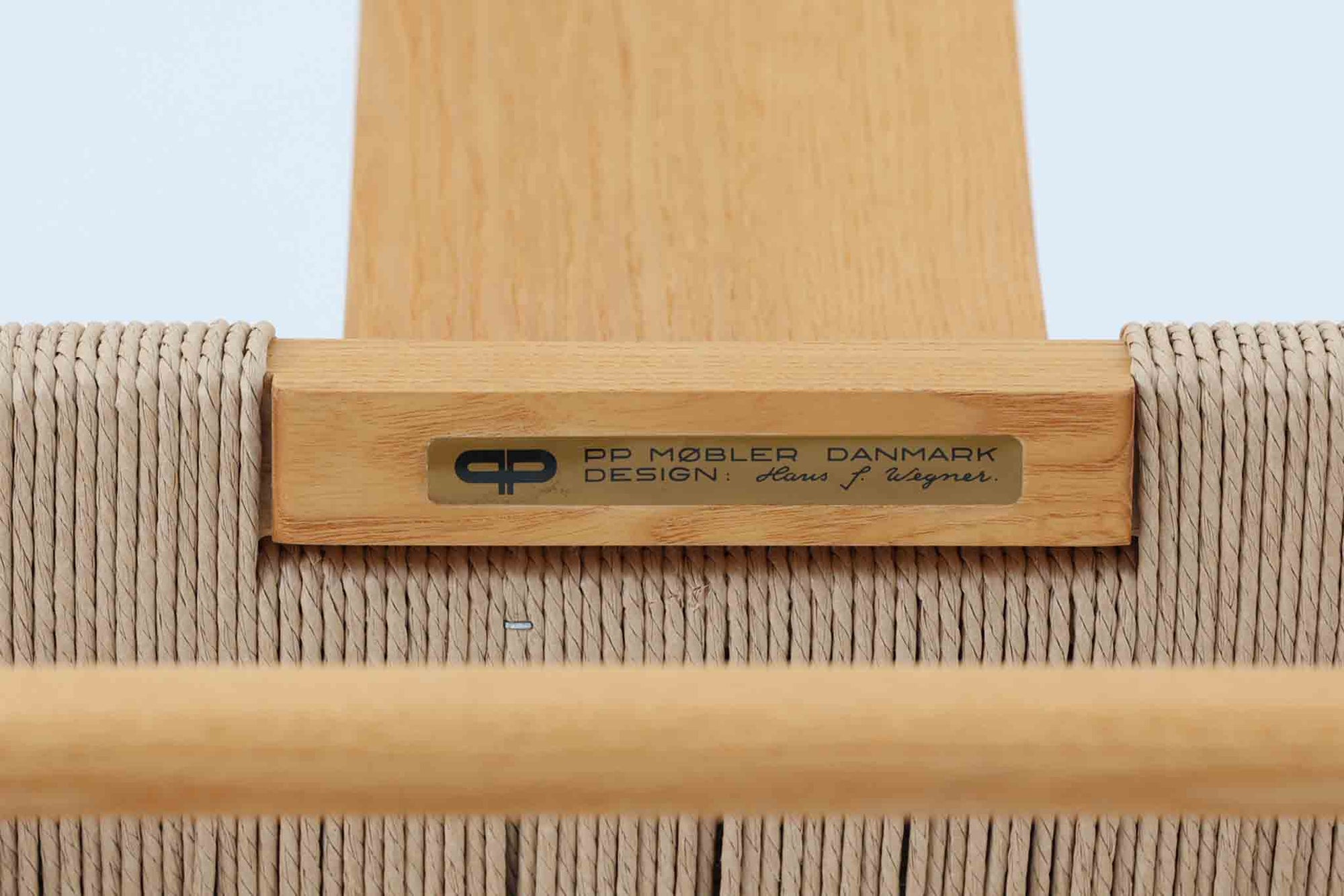 デンマークの巨匠 ハンス・J・ウェグナー によってデザインされた「PP66 Chinese Chair」は、中国の伝統的な椅子にインスピレーションを得たエレガントなデザインが特徴です。優美なカーブを描く背もたれとアームは、美しさと快適さを兼ね備え、身体を包み込むような心地よい座り心地を提供します。熟練の職人によって丁寧に仕上げられたフレームは、滑らかなラインと精巧なジョイントが際立ち、デザインとクラフトマンシップの高さを感じさせます。座面にはナチュラルなペーパーコードを採用し、しなやかで耐久性に優れた快適な座り心地を実現。ウェグナー の作品の中でも比較的新しい1989年のデザインであり、シンプルながらも存在感のある佇まいは、ダイニングチェアとしてはもちろん、書斎やリビングのアクセントとしても最適です。現在も製造されており、現行品の販売価格は約90～100万円程度となっています。