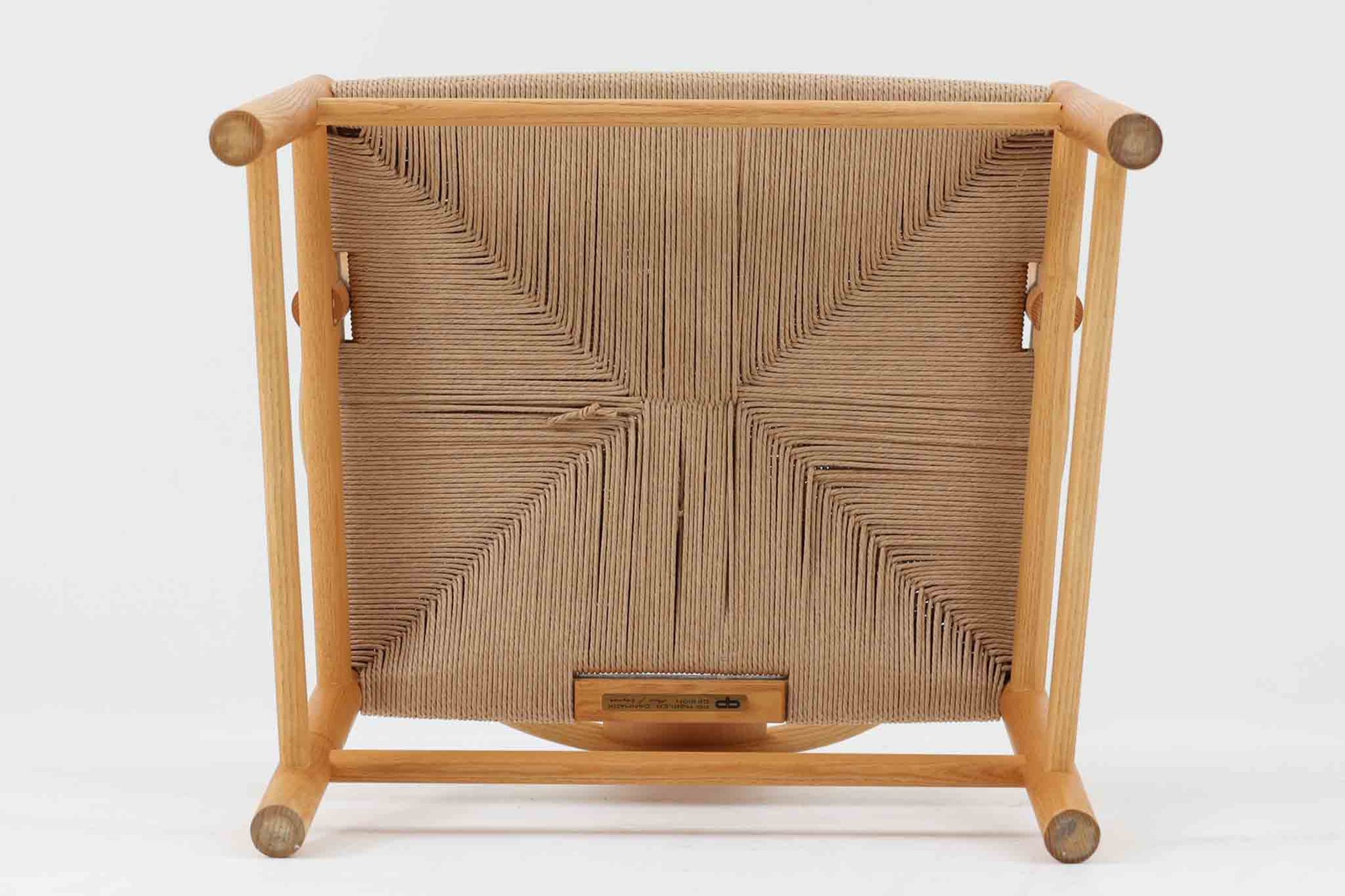 デンマークの巨匠 ハンス・J・ウェグナー によってデザインされた「PP66 Chinese Chair」は、中国の伝統的な椅子にインスピレーションを得たエレガントなデザインが特徴です。優美なカーブを描く背もたれとアームは、美しさと快適さを兼ね備え、身体を包み込むような心地よい座り心地を提供します。熟練の職人によって丁寧に仕上げられたフレームは、滑らかなラインと精巧なジョイントが際立ち、デザインとクラフトマンシップの高さを感じさせます。座面にはナチュラルなペーパーコードを採用し、しなやかで耐久性に優れた快適な座り心地を実現。ウェグナー の作品の中でも比較的新しい1989年のデザインであり、シンプルながらも存在感のある佇まいは、ダイニングチェアとしてはもちろん、書斎やリビングのアクセントとしても最適です。現在も製造されており、現行品の販売価格は約90～100万円程度となっています。