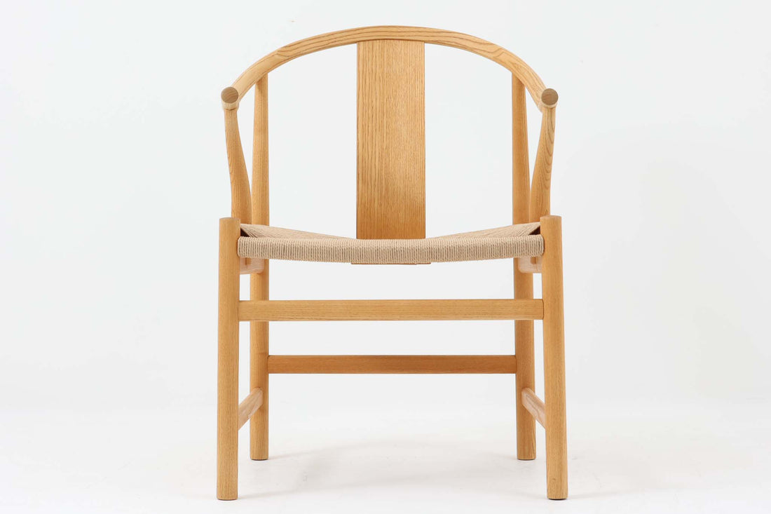 デンマークの巨匠 ハンス・J・ウェグナー によってデザインされた「PP66 Chinese Chair」は、中国の伝統的な椅子にインスピレーションを得たエレガントなデザインが特徴です。優美なカーブを描く背もたれとアームは、美しさと快適さを兼ね備え、身体を包み込むような心地よい座り心地を提供します。熟練の職人によって丁寧に仕上げられたフレームは、滑らかなラインと精巧なジョイントが際立ち、デザインとクラフトマンシップの高さを感じさせます。座面にはナチュラルなペーパーコードを採用し、しなやかで耐久性に優れた快適な座り心地を実現。ウェグナー の作品の中でも比較的新しい1989年のデザインであり、シンプルながらも存在感のある佇まいは、ダイニングチェアとしてはもちろん、書斎やリビングのアクセントとしても最適です。現在も製造されており、現行品の販売価格は約90～100万円程度となっています。