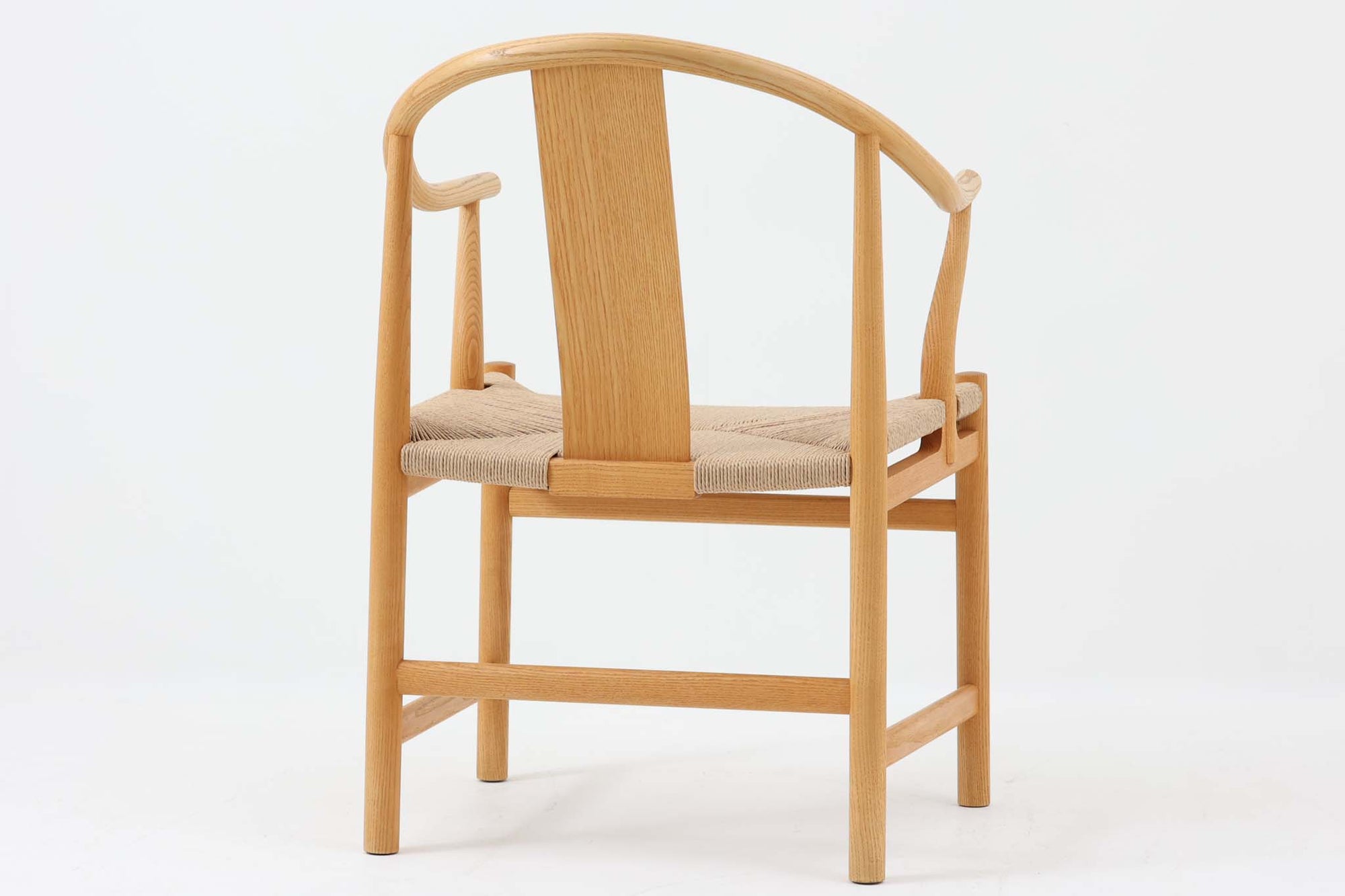 デンマークの巨匠 ハンス・J・ウェグナー によってデザインされた「PP66 Chinese Chair」は、中国の伝統的な椅子にインスピレーションを得たエレガントなデザインが特徴です。優美なカーブを描く背もたれとアームは、美しさと快適さを兼ね備え、身体を包み込むような心地よい座り心地を提供します。熟練の職人によって丁寧に仕上げられたフレームは、滑らかなラインと精巧なジョイントが際立ち、デザインとクラフトマンシップの高さを感じさせます。座面にはナチュラルなペーパーコードを採用し、しなやかで耐久性に優れた快適な座り心地を実現。ウェグナー の作品の中でも比較的新しい1989年のデザインであり、シンプルながらも存在感のある佇まいは、ダイニングチェアとしてはもちろん、書斎やリビングのアクセントとしても最適です。現在も製造されており、現行品の販売価格は約90～100万円程度となっています。