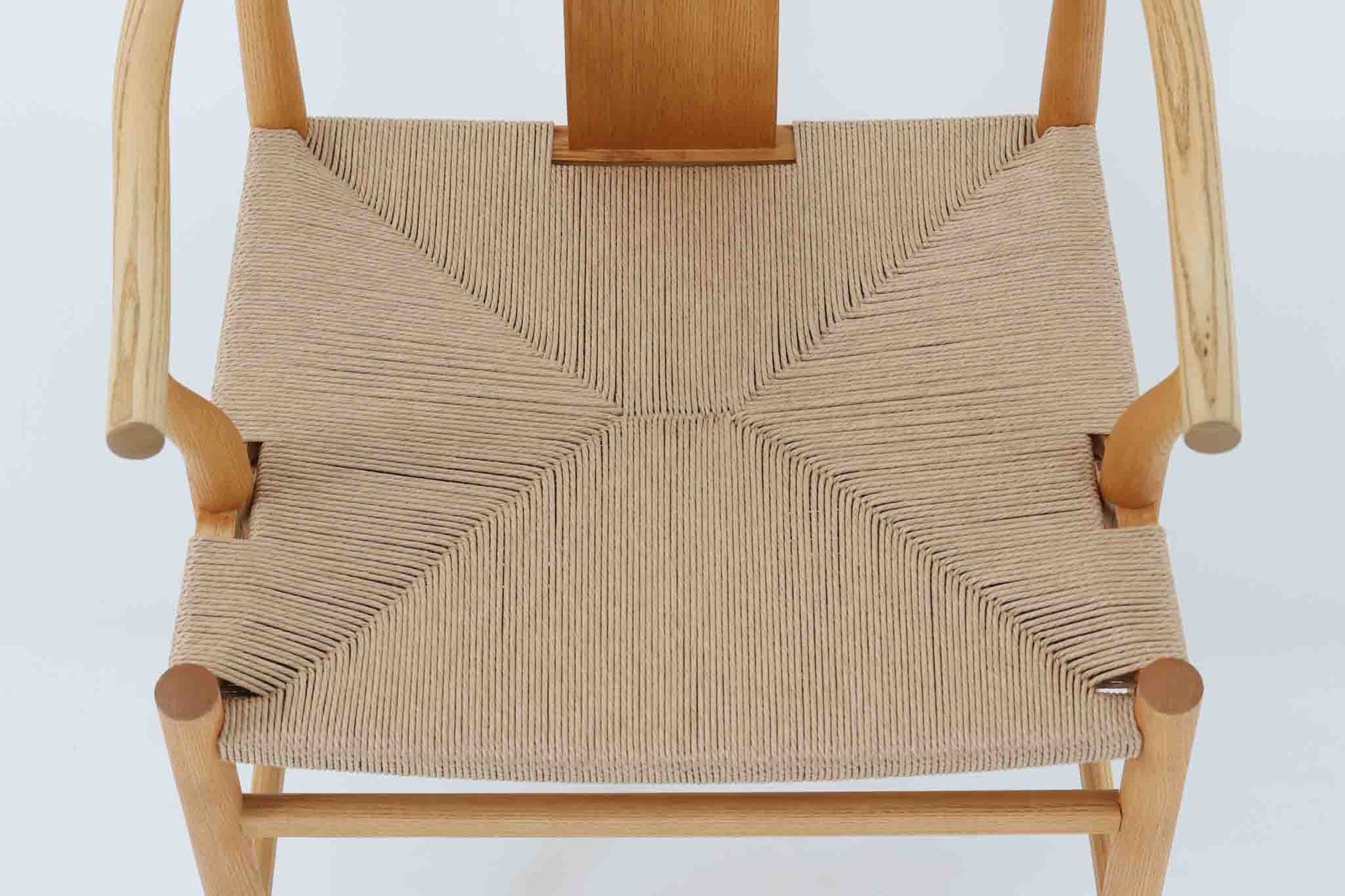 デンマークの巨匠 ハンス・J・ウェグナー によってデザインされた「PP66 Chinese Chair」は、中国の伝統的な椅子にインスピレーションを得たエレガントなデザインが特徴です。優美なカーブを描く背もたれとアームは、美しさと快適さを兼ね備え、身体を包み込むような心地よい座り心地を提供します。熟練の職人によって丁寧に仕上げられたフレームは、滑らかなラインと精巧なジョイントが際立ち、デザインとクラフトマンシップの高さを感じさせます。座面にはナチュラルなペーパーコードを採用し、しなやかで耐久性に優れた快適な座り心地を実現。ウェグナー の作品の中でも比較的新しい1989年のデザインであり、シンプルながらも存在感のある佇まいは、ダイニングチェアとしてはもちろん、書斎やリビングのアクセントとしても最適です。現在も製造されており、現行品の販売価格は約90～100万円程度となっています。