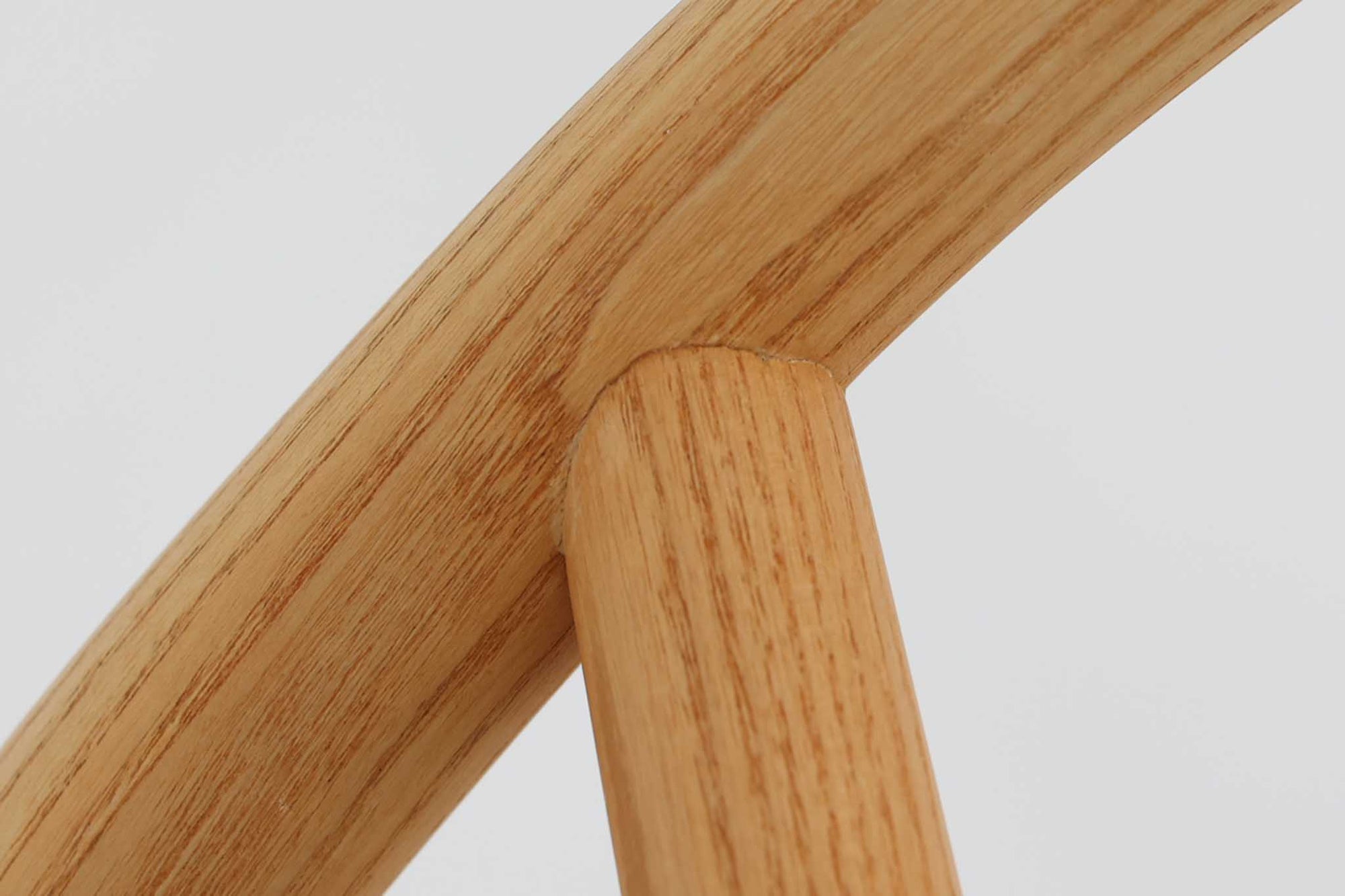 デンマークの巨匠 ハンス・J・ウェグナー によってデザインされた「PP66 Chinese Chair」は、中国の伝統的な椅子にインスピレーションを得たエレガントなデザインが特徴です。優美なカーブを描く背もたれとアームは、美しさと快適さを兼ね備え、身体を包み込むような心地よい座り心地を提供します。熟練の職人によって丁寧に仕上げられたフレームは、滑らかなラインと精巧なジョイントが際立ち、デザインとクラフトマンシップの高さを感じさせます。座面にはナチュラルなペーパーコードを採用し、しなやかで耐久性に優れた快適な座り心地を実現。ウェグナー の作品の中でも比較的新しい1989年のデザインであり、シンプルながらも存在感のある佇まいは、ダイニングチェアとしてはもちろん、書斎やリビングのアクセントとしても最適です。現在も製造されており、現行品の販売価格は約90～100万円程度となっています。