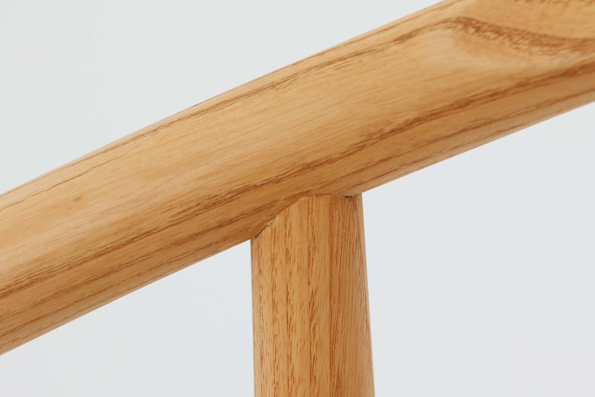 デンマークの巨匠 ハンス・J・ウェグナー によってデザインされた「PP66 Chinese Chair」は、中国の伝統的な椅子にインスピレーションを得たエレガントなデザインが特徴です。優美なカーブを描く背もたれとアームは、美しさと快適さを兼ね備え、身体を包み込むような心地よい座り心地を提供します。熟練の職人によって丁寧に仕上げられたフレームは、滑らかなラインと精巧なジョイントが際立ち、デザインとクラフトマンシップの高さを感じさせます。座面にはナチュラルなペーパーコードを採用し、しなやかで耐久性に優れた快適な座り心地を実現。ウェグナー の作品の中でも比較的新しい1989年のデザインであり、シンプルながらも存在感のある佇まいは、ダイニングチェアとしてはもちろん、書斎やリビングのアクセントとしても最適です。現在も製造されており、現行品の販売価格は約90～100万円程度となっています。