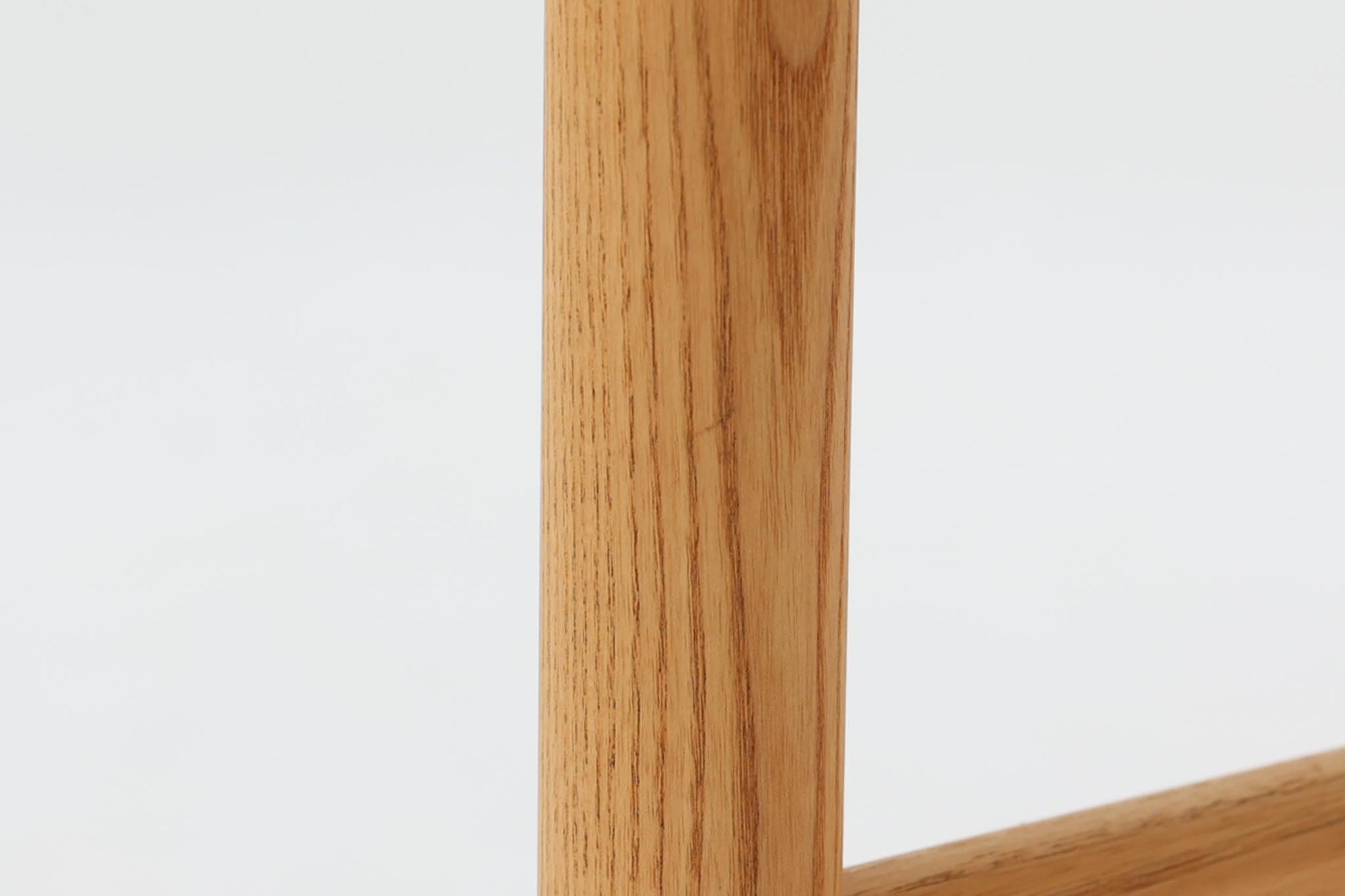 デンマークの巨匠 ハンス・J・ウェグナー によってデザインされた「PP66 Chinese Chair」は、中国の伝統的な椅子にインスピレーションを得たエレガントなデザインが特徴です。優美なカーブを描く背もたれとアームは、美しさと快適さを兼ね備え、身体を包み込むような心地よい座り心地を提供します。熟練の職人によって丁寧に仕上げられたフレームは、滑らかなラインと精巧なジョイントが際立ち、デザインとクラフトマンシップの高さを感じさせます。座面にはナチュラルなペーパーコードを採用し、しなやかで耐久性に優れた快適な座り心地を実現。ウェグナー の作品の中でも比較的新しい1989年のデザインであり、シンプルながらも存在感のある佇まいは、ダイニングチェアとしてはもちろん、書斎やリビングのアクセントとしても最適です。現在も製造されており、現行品の販売価格は約90～100万円程度となっています。