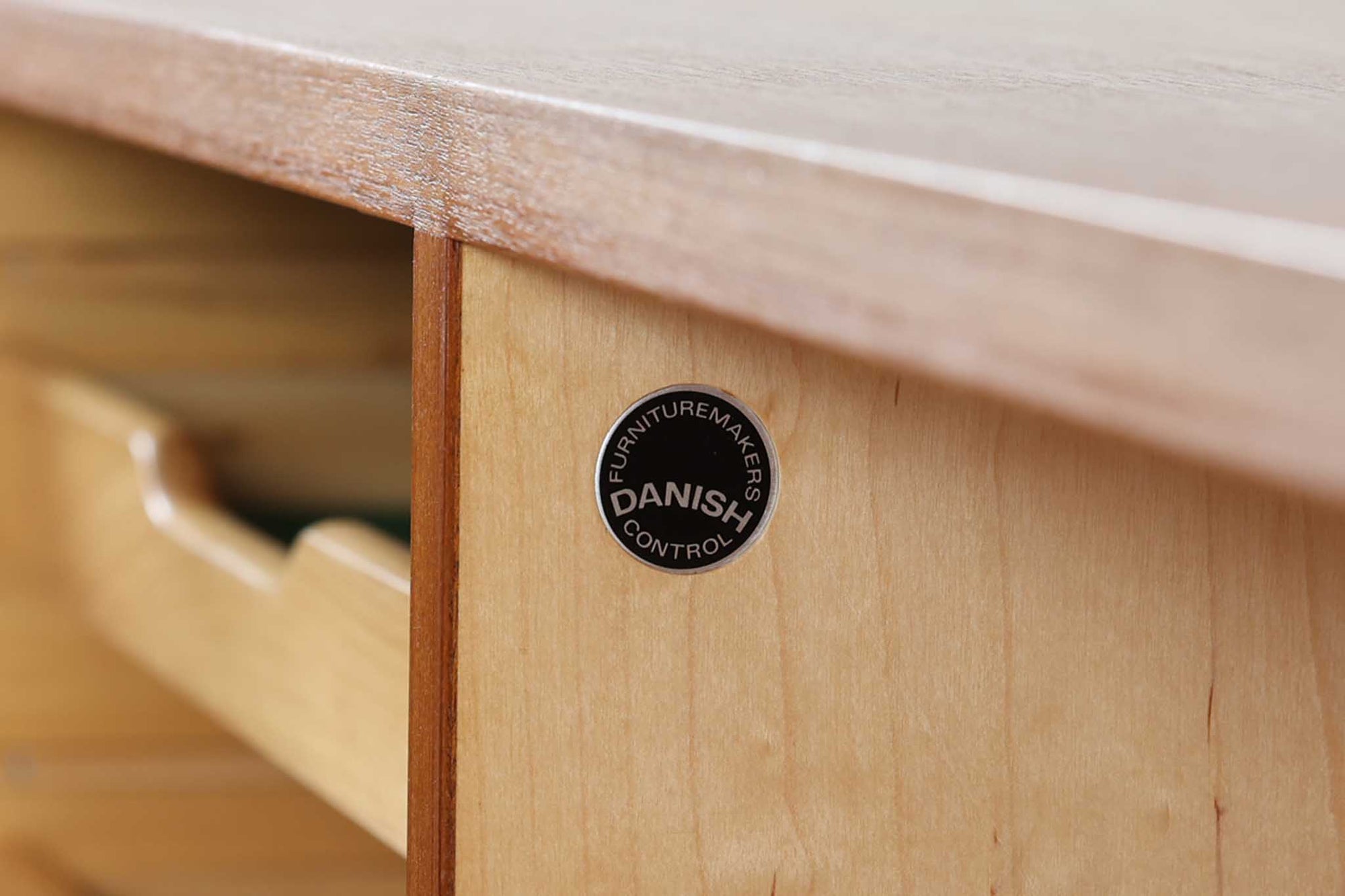 デンマークの家具メーカーHundevad &amp; Co（ハンデバッド）による、Poul Hundevad（ポール・ハンデバッド）デザインのビンテージキャビネットです。美しい木目のチーク材が贅沢に使用され、北欧らしいシンプルで洗練された印象を与えます。両開きの扉内には左側に浅いトレイ状の引き出しが4段、右側には可動棚が2枚設けられており、機能性と収納力に優れた設計。扉の錠前は破損していたため施錠は出来ません。扉の開閉はボールキャッチ方式となっております。鍵は扉開閉用の取っ手として使用します。脚部にはすっきりとしたテーパードレッグが採用され、軽やかで洗練された佇まいが魅力です。リビングやダイニングなど幅広い空間で活躍する一台です。