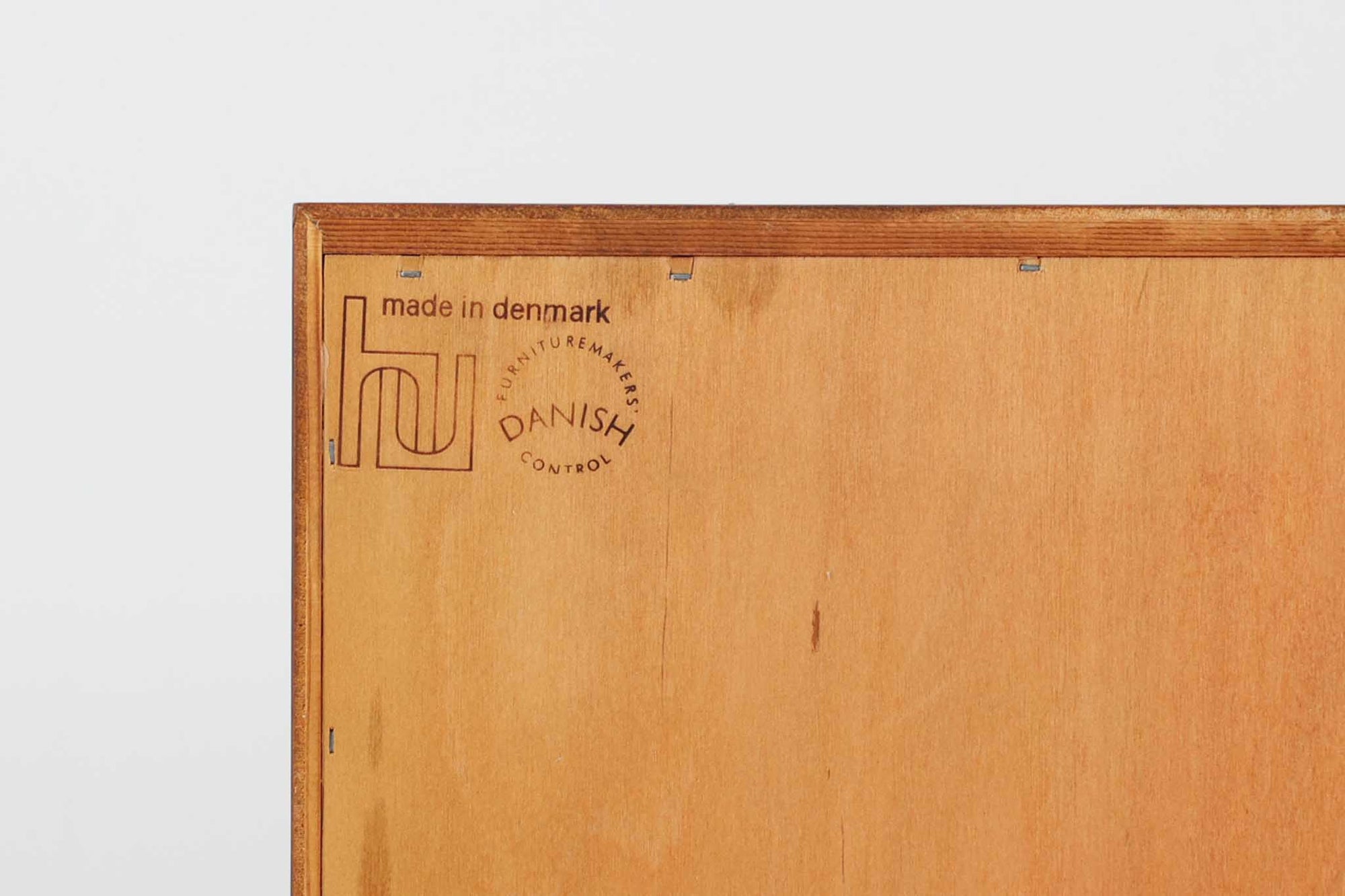 デンマークの家具メーカーHundevad &amp; Co（ハンデバッド）による、Poul Hundevad（ポール・ハンデバッド）デザインのビンテージキャビネットです。美しい木目のチーク材が贅沢に使用され、北欧らしいシンプルで洗練された印象を与えます。両開きの扉内には左側に浅いトレイ状の引き出しが4段、右側には可動棚が2枚設けられており、機能性と収納力に優れた設計。扉の錠前は破損していたため施錠は出来ません。扉の開閉はボールキャッチ方式となっております。鍵は扉開閉用の取っ手として使用します。脚部にはすっきりとしたテーパードレッグが採用され、軽やかで洗練された佇まいが魅力です。リビングやダイニングなど幅広い空間で活躍する一台です。