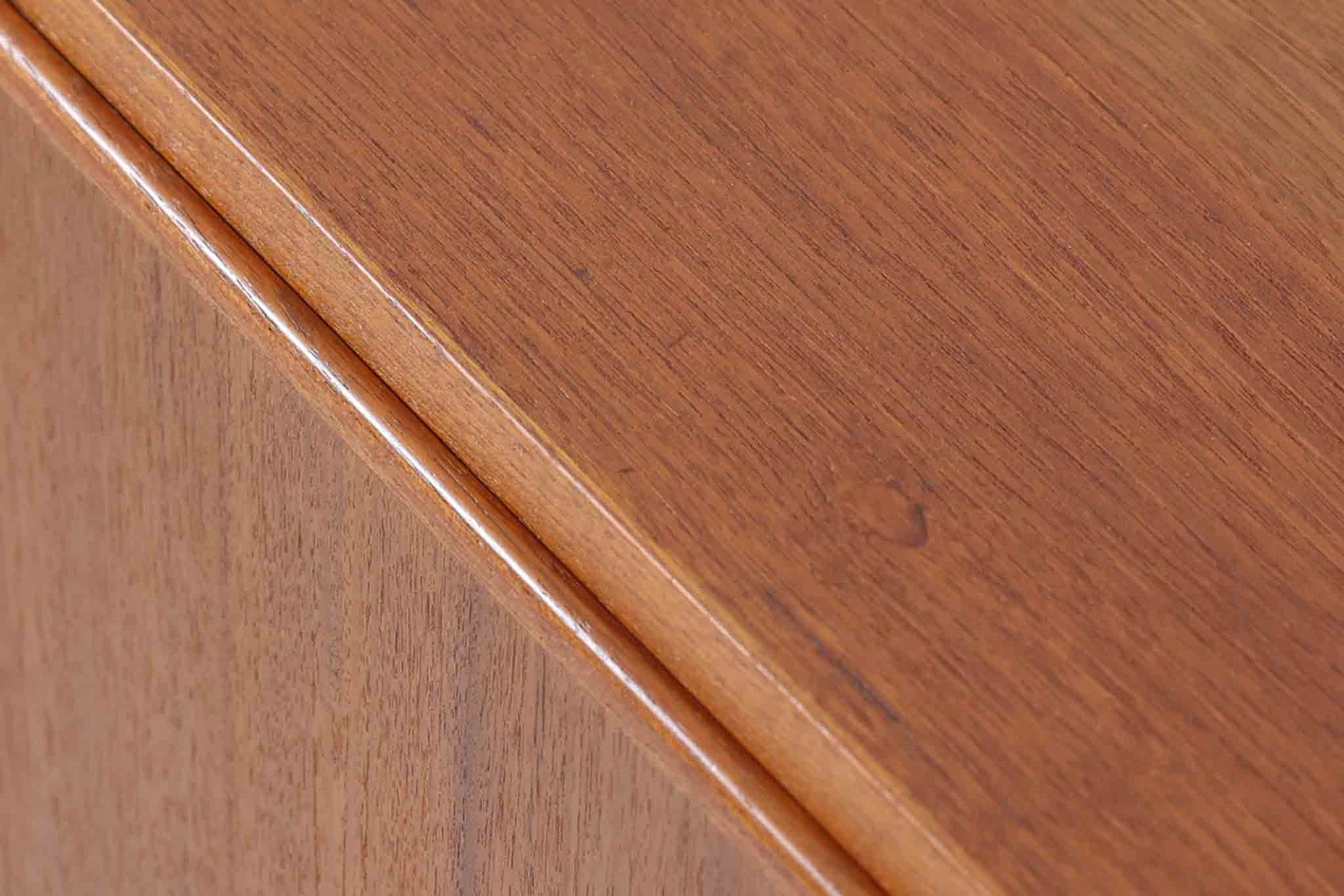 デンマークの家具メーカーHundevad &amp; Co（ハンデバッド）による、Poul Hundevad（ポール・ハンデバッド）デザインのビンテージキャビネットです。美しい木目のチーク材が贅沢に使用され、北欧らしいシンプルで洗練された印象を与えます。両開きの扉内には左側に浅いトレイ状の引き出しが4段、右側には可動棚が2枚設けられており、機能性と収納力に優れた設計。扉の錠前は破損していたため施錠は出来ません。扉の開閉はボールキャッチ方式となっております。鍵は扉開閉用の取っ手として使用します。脚部にはすっきりとしたテーパードレッグが採用され、軽やかで洗練された佇まいが魅力です。リビングやダイニングなど幅広い空間で活躍する一台です。