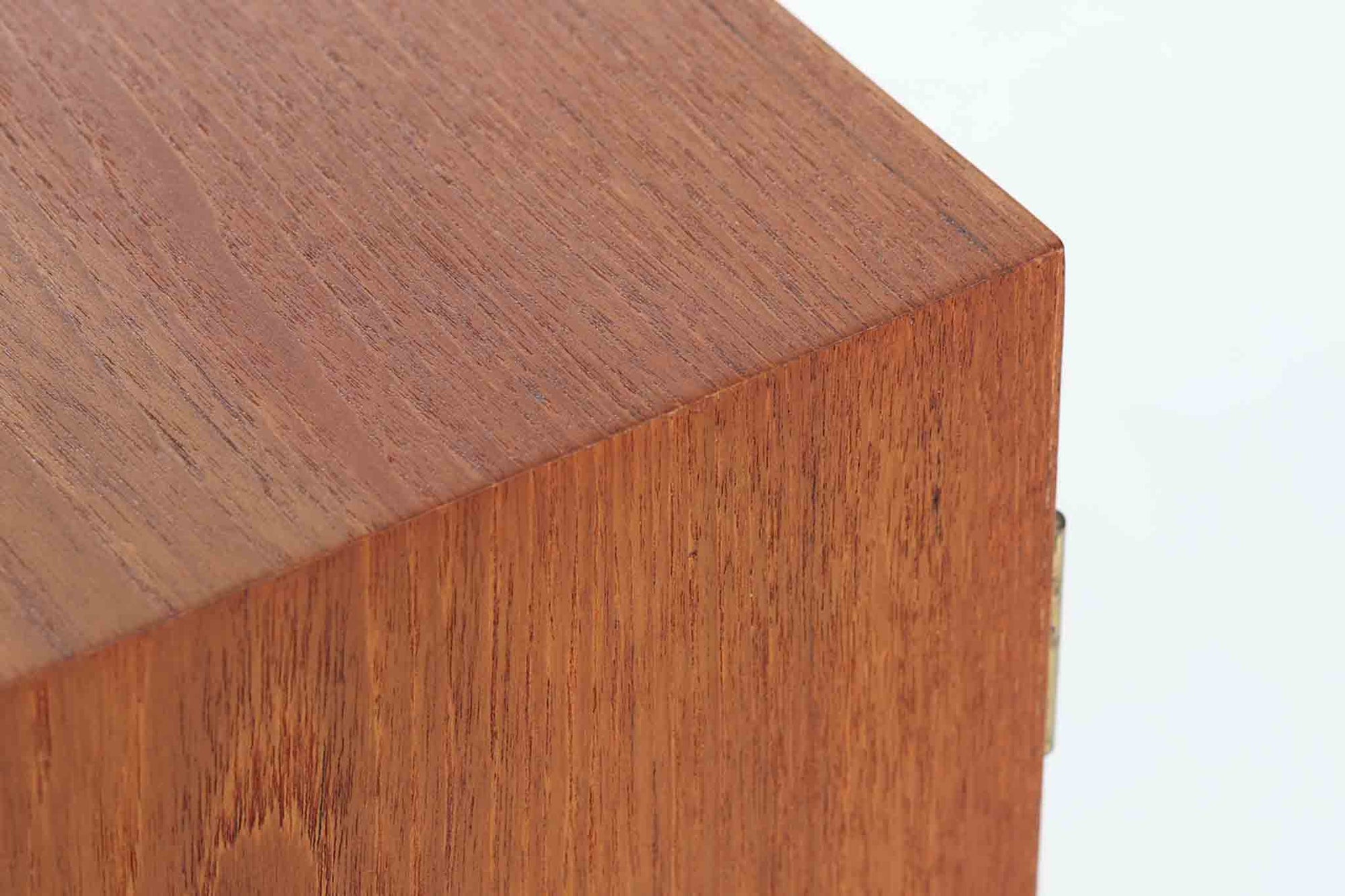 デンマークの家具メーカーHundevad &amp; Co（ハンデバッド）による、Poul Hundevad（ポール・ハンデバッド）デザインのビンテージキャビネットです。美しい木目のチーク材が贅沢に使用され、北欧らしいシンプルで洗練された印象を与えます。両開きの扉内には左側に浅いトレイ状の引き出しが4段、右側には可動棚が2枚設けられており、機能性と収納力に優れた設計。扉の錠前は破損していたため施錠は出来ません。扉の開閉はボールキャッチ方式となっております。鍵は扉開閉用の取っ手として使用します。脚部にはすっきりとしたテーパードレッグが採用され、軽やかで洗練された佇まいが魅力です。リビングやダイニングなど幅広い空間で活躍する一台です。