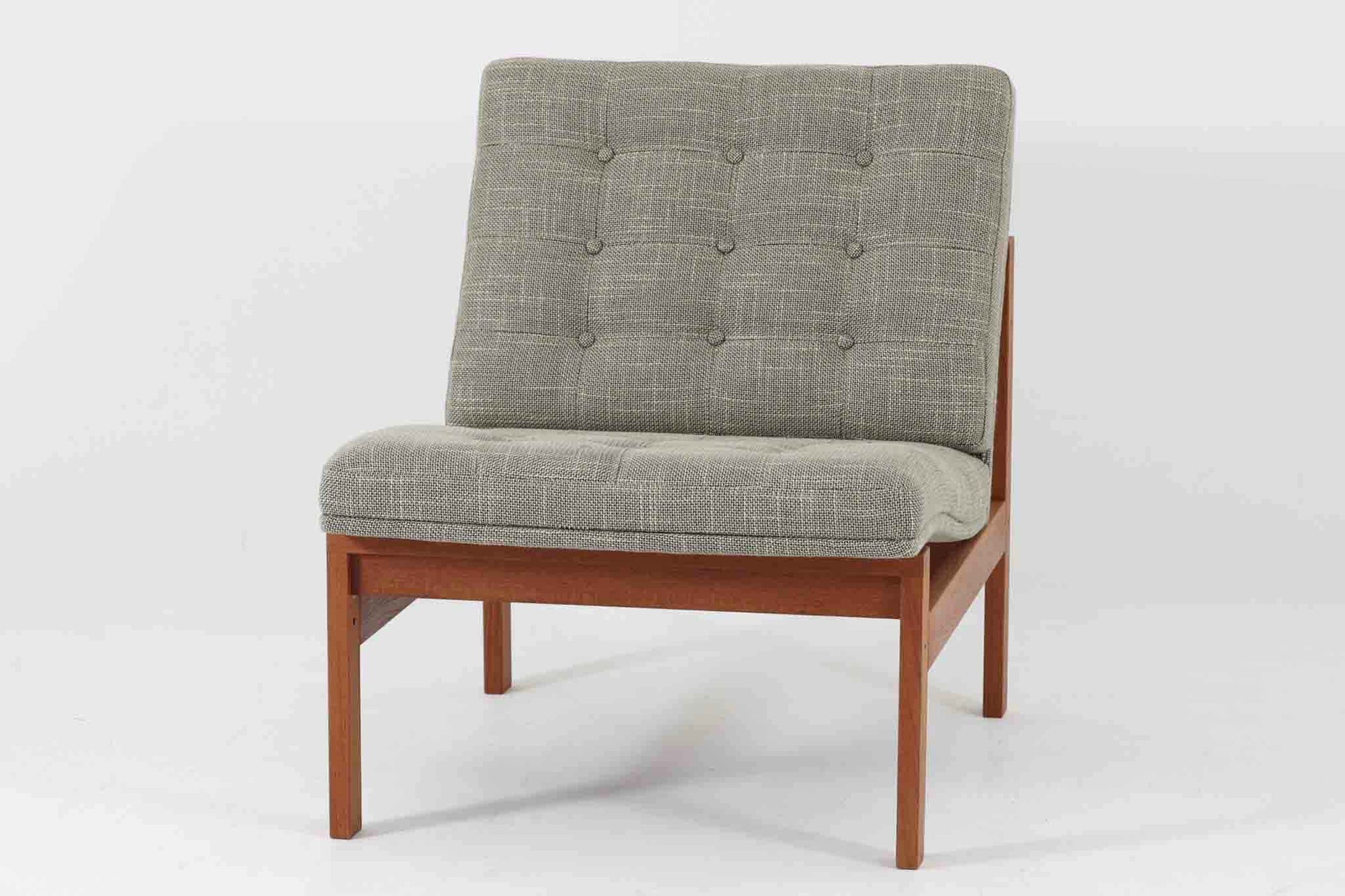 France & Son社製、Ole Gjerløv-Knudsen & Torben Lindデザインのアームレスシングルソファ。北欧ミッドセンチュリーを代表する名作で、シンプルながら洗練されたフォルムが魅力です。フレームには高品質なチーク材を使用し、美しい木目と温かみのある風合いが特徴。背もたれと座面のクッションは新しく張り替えており、快適な座り心地を提供します。アームレスデザインにより、すっきりとした印象で、空間に圧迫感を与えず軽やかに馴染みます。細部にまでこだわった作り込みや、精巧なジョイントが品質の高さを物語ります。