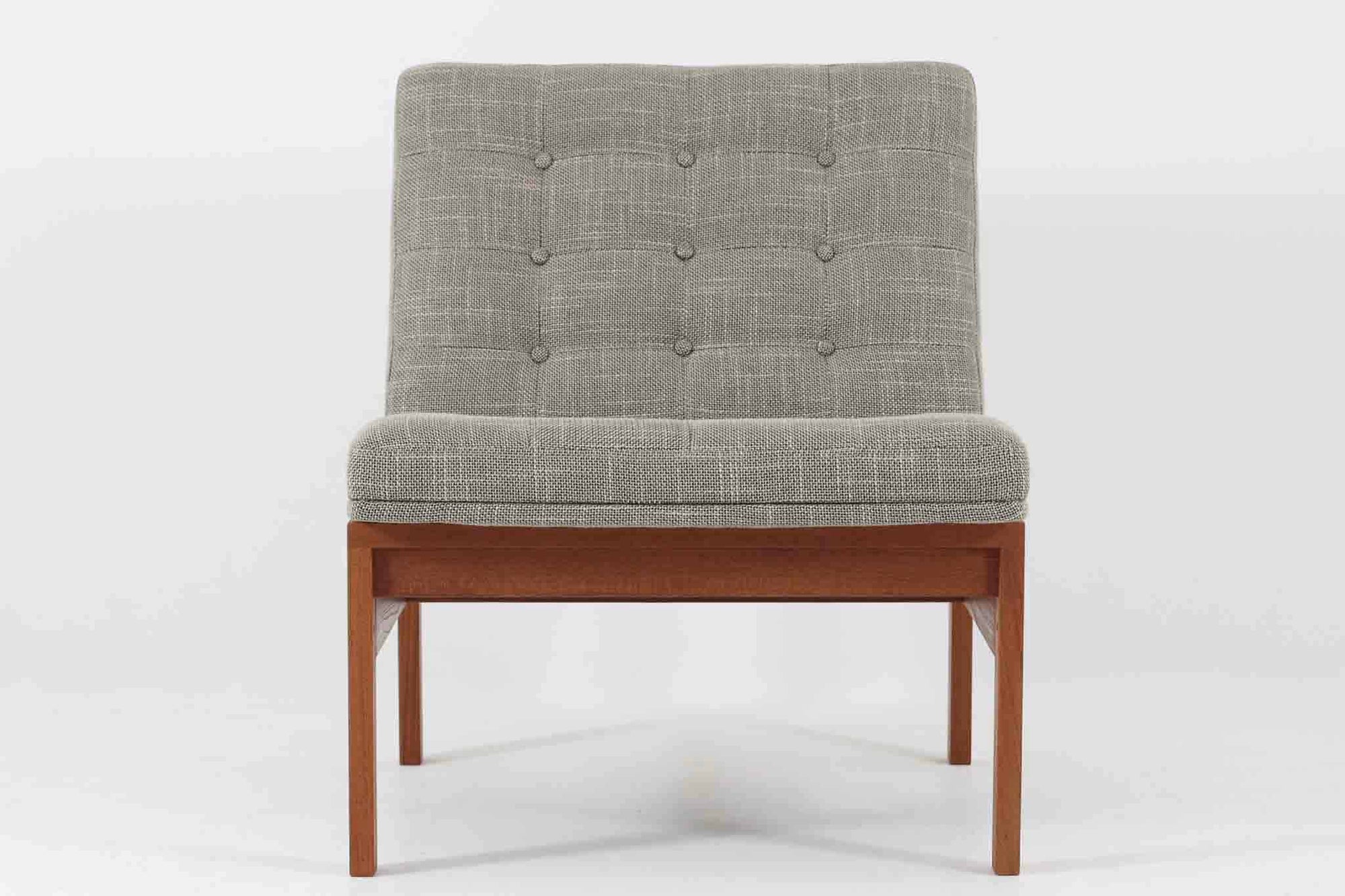 France & Son社製、Ole Gjerløv-Knudsen & Torben Lindデザインのアームレスシングルソファ。北欧ミッドセンチュリーを代表する名作で、シンプルながら洗練されたフォルムが魅力です。フレームには高品質なチーク材を使用し、美しい木目と温かみのある風合いが特徴。背もたれと座面のクッションは新しく張り替えており、快適な座り心地を提供します。アームレスデザインにより、すっきりとした印象で、空間に圧迫感を与えず軽やかに馴染みます。細部にまでこだわった作り込みや、精巧なジョイントが品質の高さを物語ります。