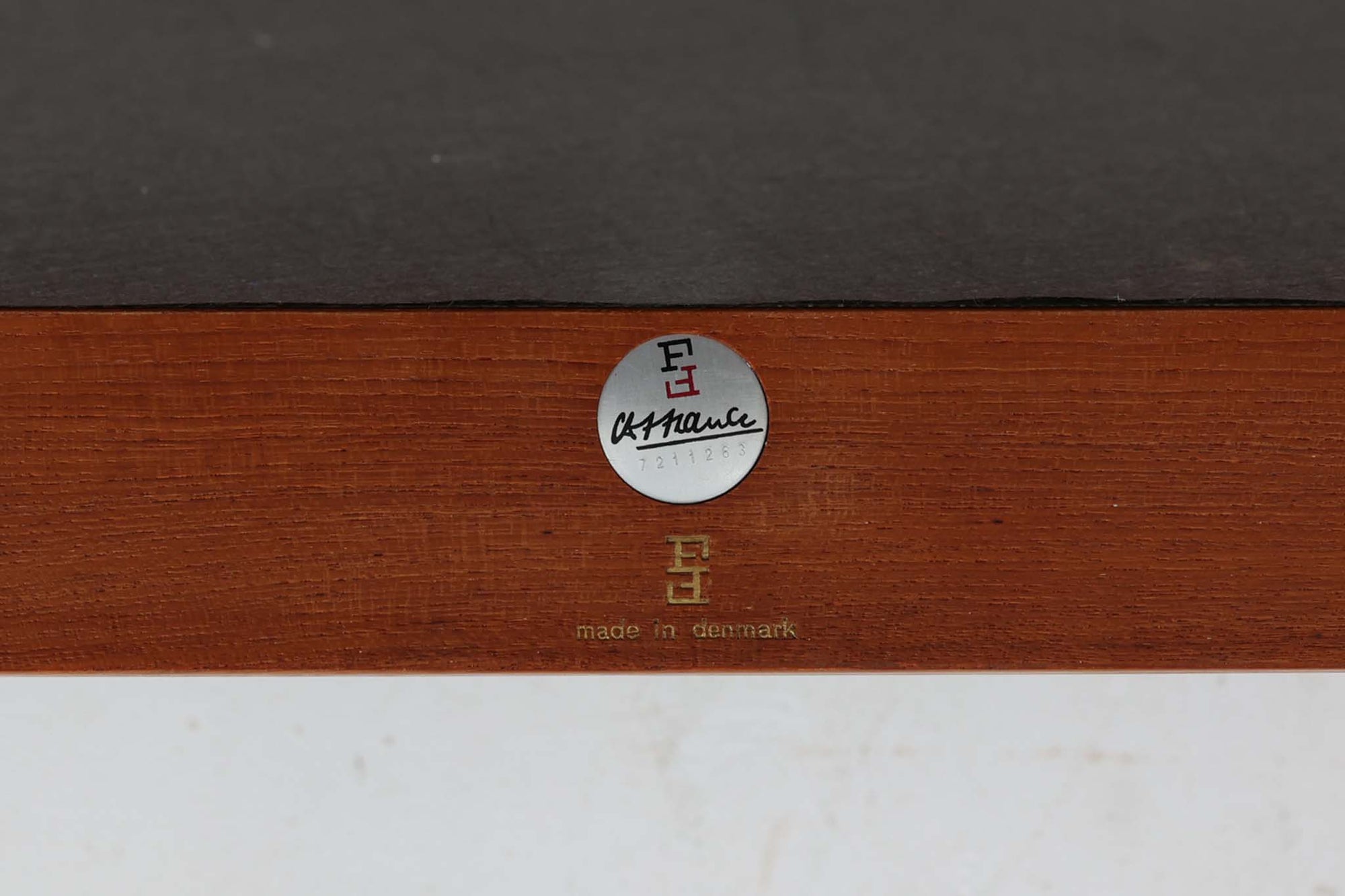 France &amp; Son社製、Ole Gjerløv-Knudsen &amp; Torben Lindデザインのアームレスシングルソファ。北欧ミッドセンチュリーを代表する名作で、シンプルながら洗練されたフォルムが魅力です。フレームには高品質なチーク材を使用し、美しい木目と温かみのある風合いが特徴。背もたれと座面のクッションは新しく張り替えており、快適な座り心地を提供します。アームレスデザインにより、すっきりとした印象で、空間に圧迫感を与えず軽やかに馴染みます。細部にまでこだわった作り込みや、精巧なジョイントが品質の高さを物語ります。