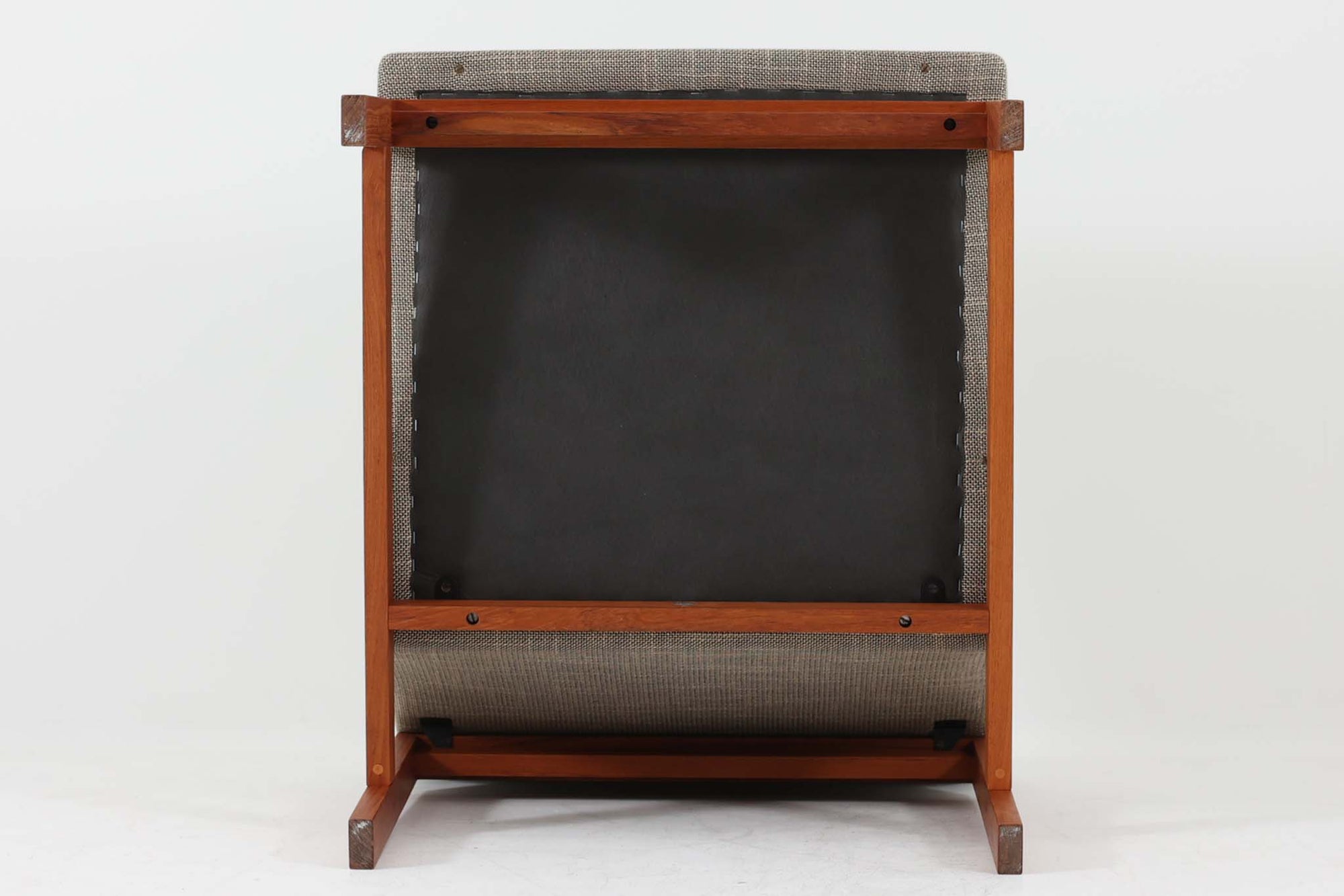 France &amp; Son社製、Ole Gjerløv-Knudsen &amp; Torben Lindデザインのアームレスシングルソファ。北欧ミッドセンチュリーを代表する名作で、シンプルながら洗練されたフォルムが魅力です。フレームには高品質なチーク材を使用し、美しい木目と温かみのある風合いが特徴。背もたれと座面のクッションは新しく張り替えており、快適な座り心地を提供します。アームレスデザインにより、すっきりとした印象で、空間に圧迫感を与えず軽やかに馴染みます。細部にまでこだわった作り込みや、精巧なジョイントが品質の高さを物語ります。