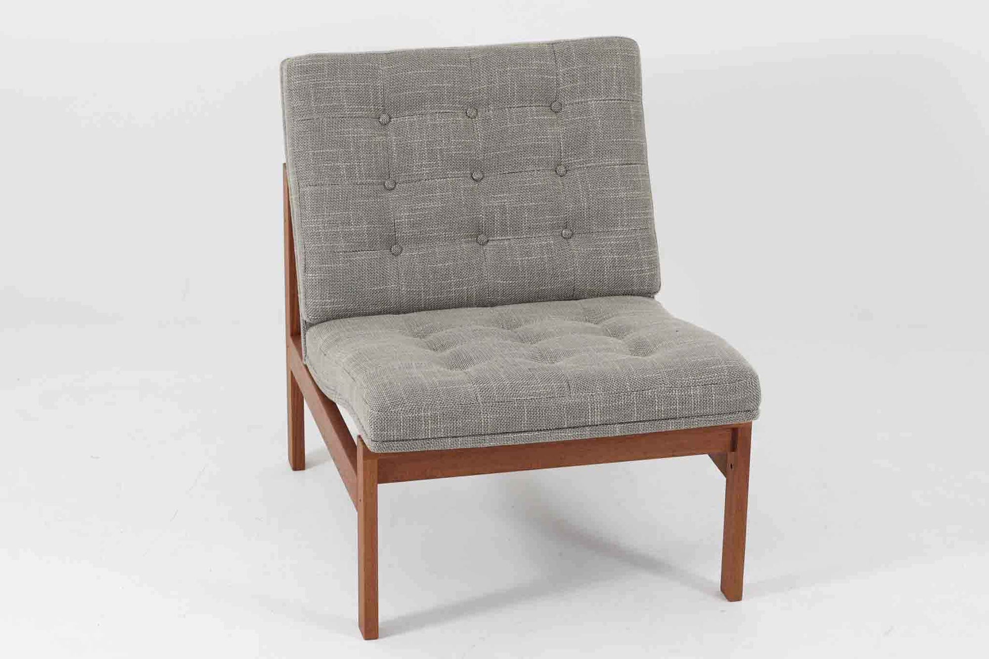 France &amp; Son社製、Ole Gjerløv-Knudsen &amp; Torben Lindデザインのアームレスシングルソファ。北欧ミッドセンチュリーを代表する名作で、シンプルながら洗練されたフォルムが魅力です。フレームには高品質なチーク材を使用し、美しい木目と温かみのある風合いが特徴。背もたれと座面のクッションは新しく張り替えており、快適な座り心地を提供します。アームレスデザインにより、すっきりとした印象で、空間に圧迫感を与えず軽やかに馴染みます。細部にまでこだわった作り込みや、精巧なジョイントが品質の高さを物語ります。