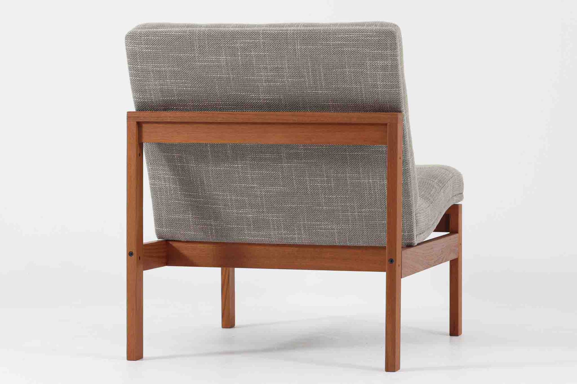 France &amp; Son社製、Ole Gjerløv-Knudsen &amp; Torben Lindデザインのアームレスシングルソファ。北欧ミッドセンチュリーを代表する名作で、シンプルながら洗練されたフォルムが魅力です。フレームには高品質なチーク材を使用し、美しい木目と温かみのある風合いが特徴。背もたれと座面のクッションは新しく張り替えており、快適な座り心地を提供します。アームレスデザインにより、すっきりとした印象で、空間に圧迫感を与えず軽やかに馴染みます。細部にまでこだわった作り込みや、精巧なジョイントが品質の高さを物語ります。