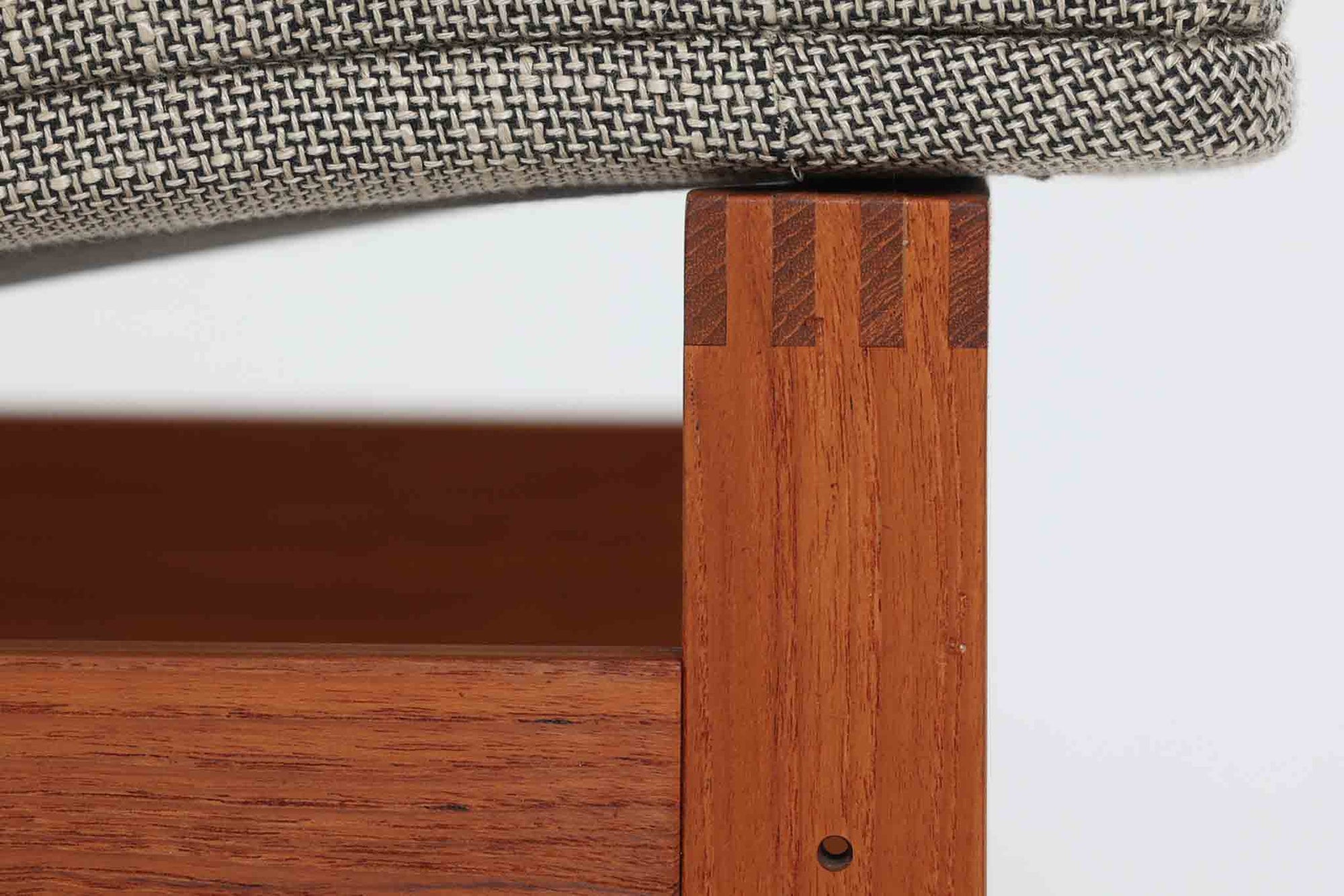 France &amp; Son社製、Ole Gjerløv-Knudsen &amp; Torben Lindデザインのアームレスシングルソファ。北欧ミッドセンチュリーを代表する名作で、シンプルながら洗練されたフォルムが魅力です。フレームには高品質なチーク材を使用し、美しい木目と温かみのある風合いが特徴。背もたれと座面のクッションは新しく張り替えており、快適な座り心地を提供します。アームレスデザインにより、すっきりとした印象で、空間に圧迫感を与えず軽やかに馴染みます。細部にまでこだわった作り込みや、精巧なジョイントが品質の高さを物語ります。