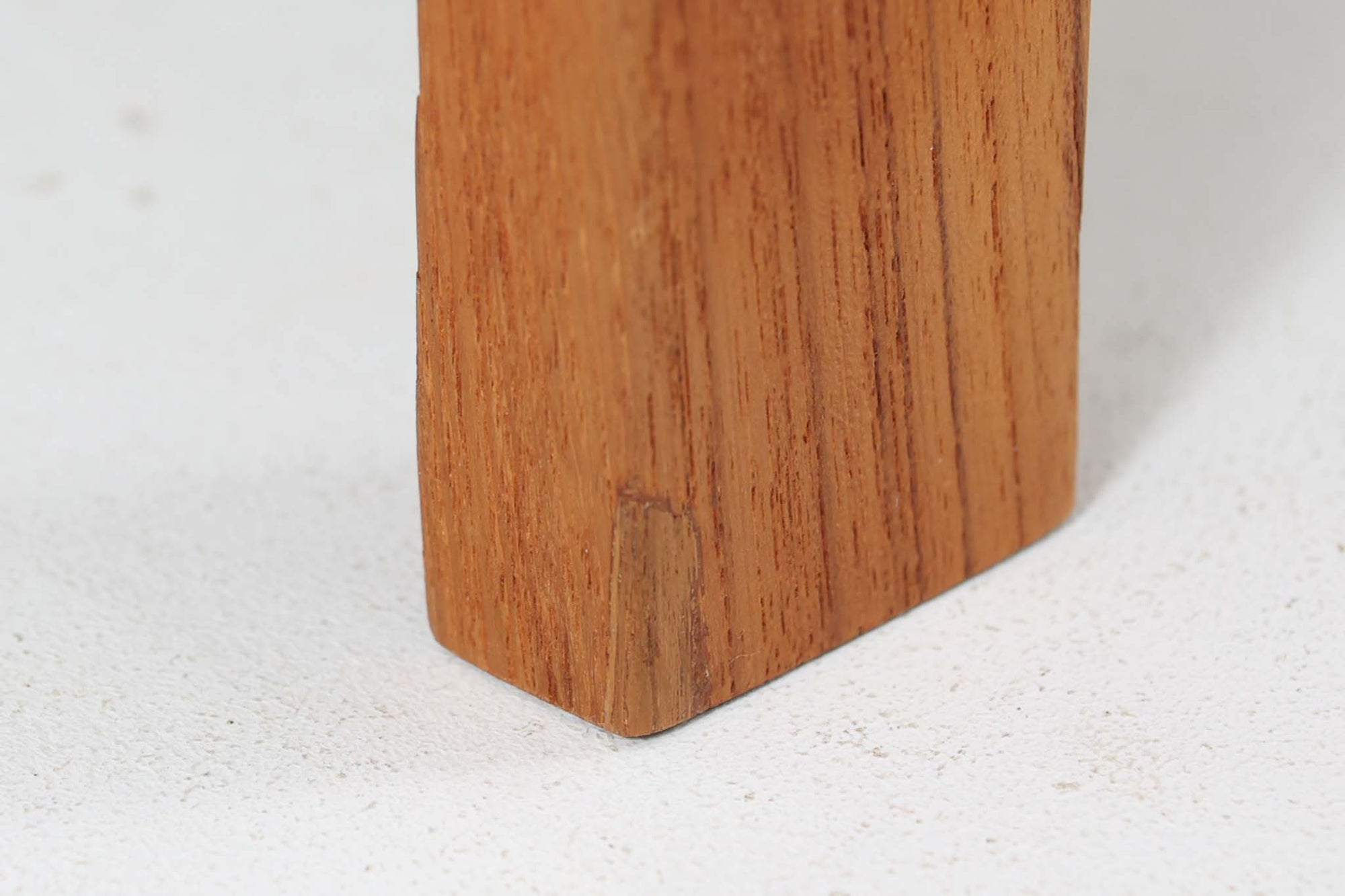 France &amp; Son社製、Ole Gjerløv-Knudsen &amp; Torben Lindデザインのアームレスシングルソファ。北欧ミッドセンチュリーを代表する名作で、シンプルながら洗練されたフォルムが魅力です。フレームには高品質なチーク材を使用し、美しい木目と温かみのある風合いが特徴。背もたれと座面のクッションは新しく張り替えており、快適な座り心地を提供します。アームレスデザインにより、すっきりとした印象で、空間に圧迫感を与えず軽やかに馴染みます。細部にまでこだわった作り込みや、精巧なジョイントが品質の高さを物語ります。