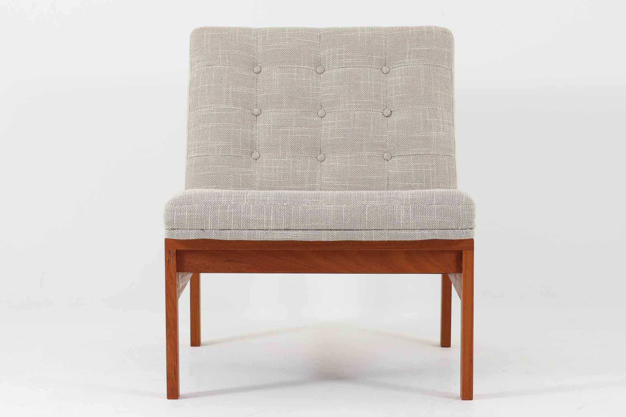 France & Son社製、Ole Gjerløv-Knudsen & Torben Lindデザインのアームレスシングルソファ。北欧ミッドセンチュリーを代表する名作で、シンプルながら洗練されたフォルムが魅力です。フレームには高品質なチーク材を使用し、美しい木目と温かみのある風合いが特徴。背もたれと座面のクッションは新しく張り替えており、快適な座り心地を提供します。アームレスデザインにより、すっきりとした印象で、空間に圧迫感を与えず軽やかに馴染みます。細部にまでこだわった作り込みや、精巧なジョイントが品質の高さを物語ります。
