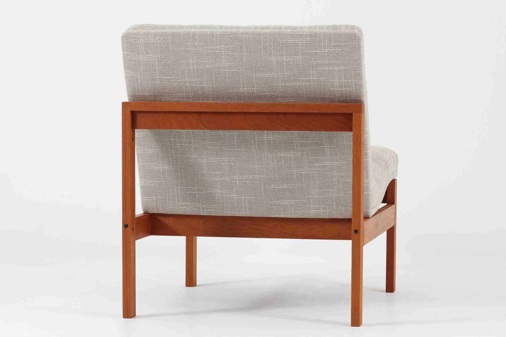 France &amp; Son社製、Ole Gjerløv-Knudsen &amp; Torben Lindデザインのアームレスシングルソファ。北欧ミッドセンチュリーを代表する名作で、シンプルながら洗練されたフォルムが魅力です。フレームには高品質なチーク材を使用し、美しい木目と温かみのある風合いが特徴。背もたれと座面のクッションは新しく張り替えており、快適な座り心地を提供します。アームレスデザインにより、すっきりとした印象で、空間に圧迫感を与えず軽やかに馴染みます。細部にまでこだわった作り込みや、精巧なジョイントが品質の高さを物語ります。