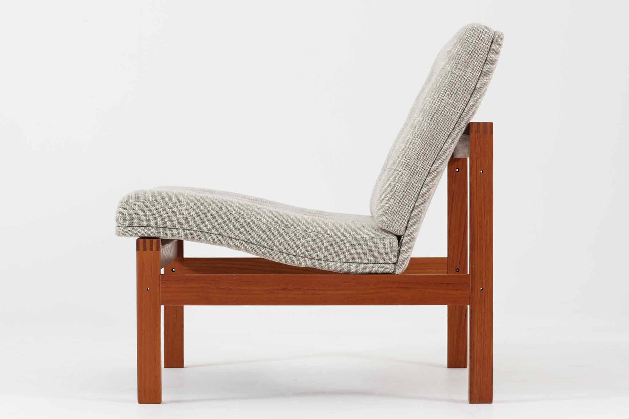 France &amp; Son社製、Ole Gjerløv-Knudsen &amp; Torben Lindデザインのアームレスシングルソファ。北欧ミッドセンチュリーを代表する名作で、シンプルながら洗練されたフォルムが魅力です。フレームには高品質なチーク材を使用し、美しい木目と温かみのある風合いが特徴。背もたれと座面のクッションは新しく張り替えており、快適な座り心地を提供します。アームレスデザインにより、すっきりとした印象で、空間に圧迫感を与えず軽やかに馴染みます。細部にまでこだわった作り込みや、精巧なジョイントが品質の高さを物語ります。