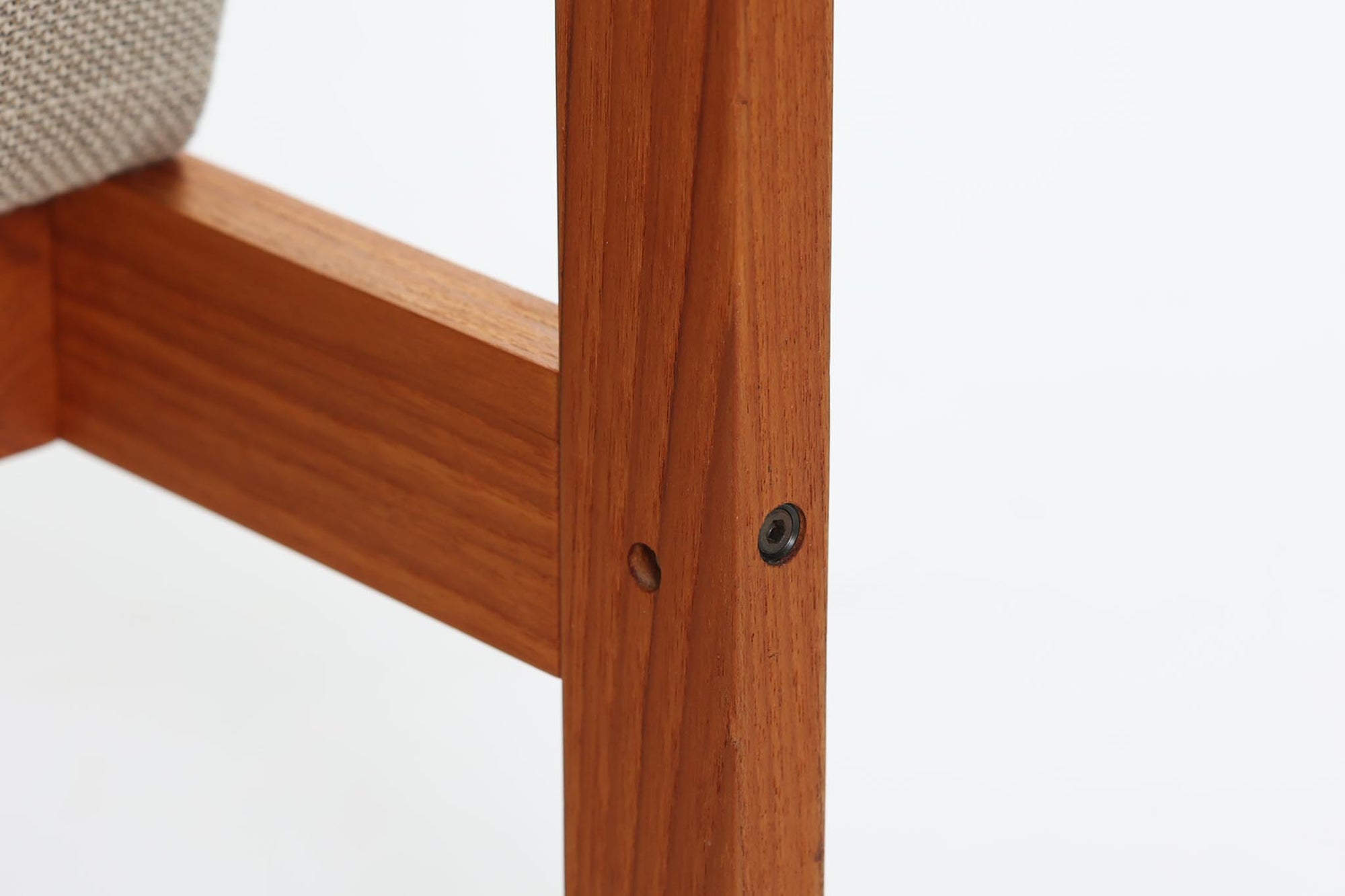 France &amp; Son社製、Ole Gjerløv-Knudsen &amp; Torben Lindデザインのアームレスシングルソファ。北欧ミッドセンチュリーを代表する名作で、シンプルながら洗練されたフォルムが魅力です。フレームには高品質なチーク材を使用し、美しい木目と温かみのある風合いが特徴。背もたれと座面のクッションは新しく張り替えており、快適な座り心地を提供します。アームレスデザインにより、すっきりとした印象で、空間に圧迫感を与えず軽やかに馴染みます。細部にまでこだわった作り込みや、精巧なジョイントが品質の高さを物語ります。