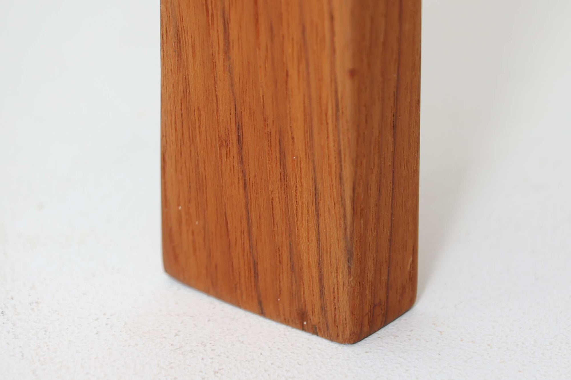 France &amp; Son社製、Ole Gjerløv-Knudsen &amp; Torben Lindデザインのアームレスシングルソファ。北欧ミッドセンチュリーを代表する名作で、シンプルながら洗練されたフォルムが魅力です。フレームには高品質なチーク材を使用し、美しい木目と温かみのある風合いが特徴。背もたれと座面のクッションは新しく張り替えており、快適な座り心地を提供します。アームレスデザインにより、すっきりとした印象で、空間に圧迫感を与えず軽やかに馴染みます。細部にまでこだわった作り込みや、精巧なジョイントが品質の高さを物語ります。