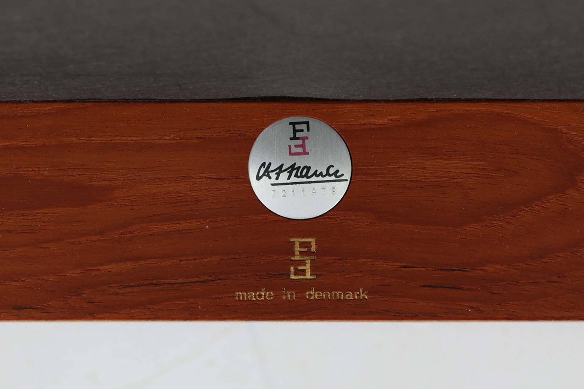 France &amp; Son社製、Ole Gjerløv-Knudsen &amp; Torben Lindデザインのアームレスシングルソファ。北欧ミッドセンチュリーを代表する名作で、シンプルながら洗練されたフォルムが魅力です。フレームには高品質なチーク材を使用し、美しい木目と温かみのある風合いが特徴。背もたれと座面のクッションは新しく張り替えており、快適な座り心地を提供します。アームレスデザインにより、すっきりとした印象で、空間に圧迫感を与えず軽やかに馴染みます。細部にまでこだわった作り込みや、精巧なジョイントが品質の高さを物語ります。