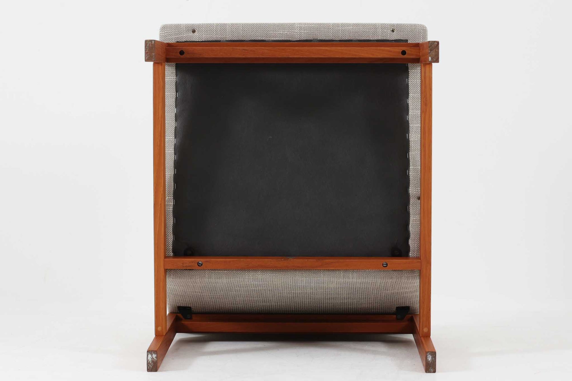 France &amp; Son社製、Ole Gjerløv-Knudsen &amp; Torben Lindデザインのアームレスシングルソファ。北欧ミッドセンチュリーを代表する名作で、シンプルながら洗練されたフォルムが魅力です。フレームには高品質なチーク材を使用し、美しい木目と温かみのある風合いが特徴。背もたれと座面のクッションは新しく張り替えており、快適な座り心地を提供します。アームレスデザインにより、すっきりとした印象で、空間に圧迫感を与えず軽やかに馴染みます。細部にまでこだわった作り込みや、精巧なジョイントが品質の高さを物語ります。