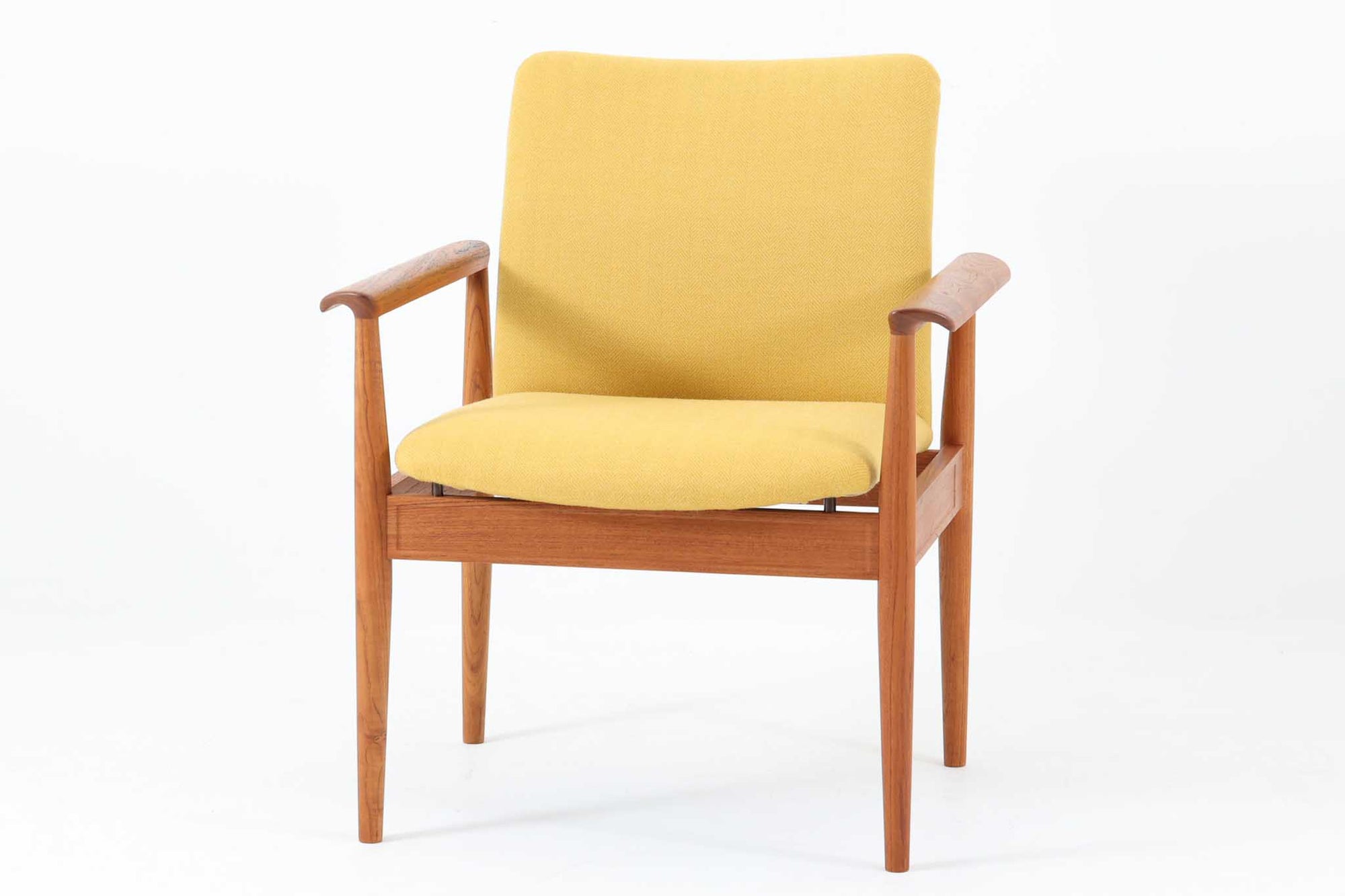 デンマークの名門家具メーカーFrance & Son社によるDiplomat Chair（ディプロマットチェア）。フレームには温かみのあるチーク材を使用し、美しい木目と滑らかなアームの曲線が特徴的。シンプルながらもエレガントな佇まいで、ヴィンテージ家具ならではの趣を感じられます。座面と背もたれには、張り替え済みのイエロー系ファブリックを使用。発色の良い生地が空間に明るさをプラスし、座り心地の良さも兼ね備えています。リビングや書斎、オフィスなど、さまざまな空間に調和するミッドセンチュリー・モダンの魅力が詰まった逸品です。